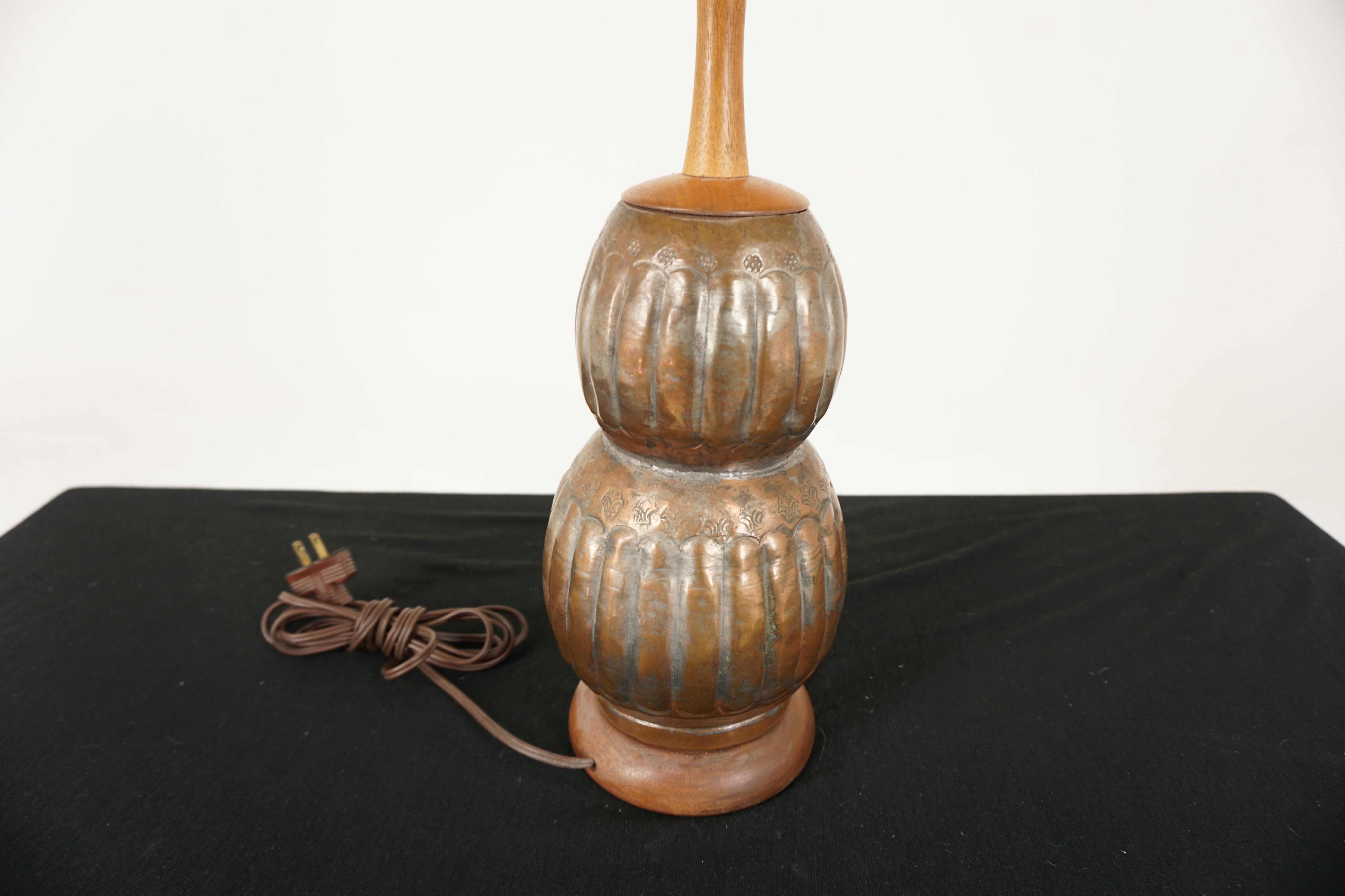 Vintage copper lamp and shade, American 1940, H925

American 1940
Copper and wood
Copper shaped top sitting on wooden base.
Has been electrified.

Measures: 6