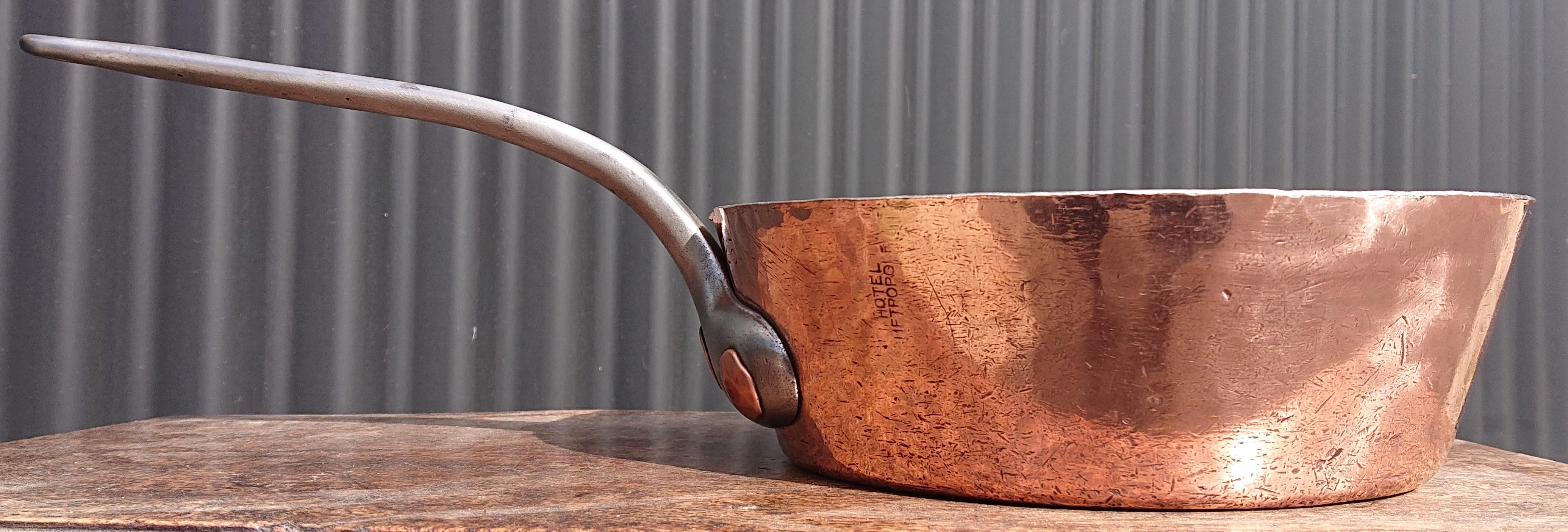 Merveilleuse casserole du début du 20e siècle fabriquée par J & E Gaillard de Paris. La famille Gaillard était l'un des meilleurs fabricants de poêles en cuivre de France et ce modèle est un très bel exemple. Cette casserole est d'un poids énorme et