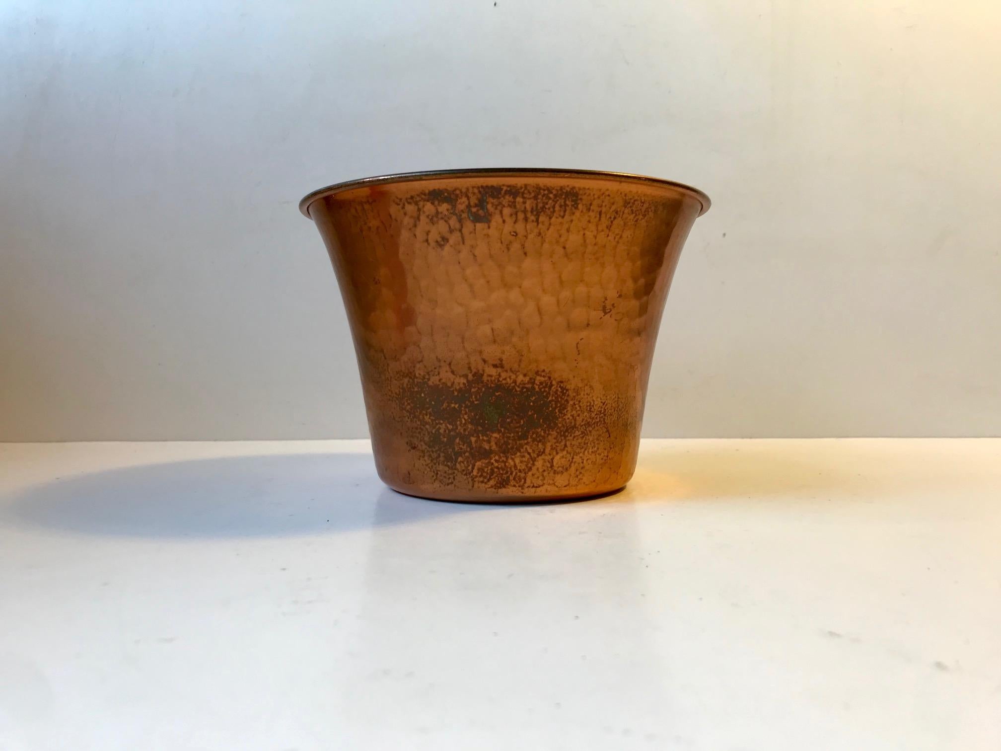 Ornate planter in solid copper. The hammering done to the planter mimics lizard skin. It was designed and manufactured by Stockli Nestal in Switzerland during the 1950s.