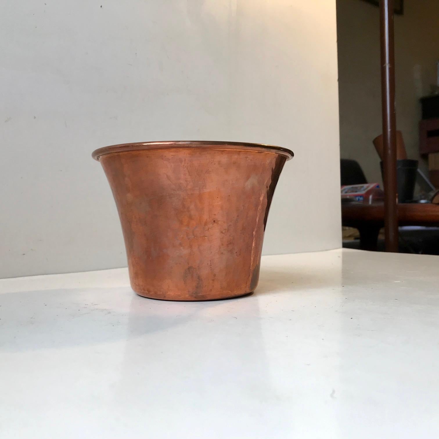Ornate planter in solid copper. The soft hammering done to the planter mimics lizard skin. It was designed and manufactured by Stockli Nestal in Switzerland during the 1950s.