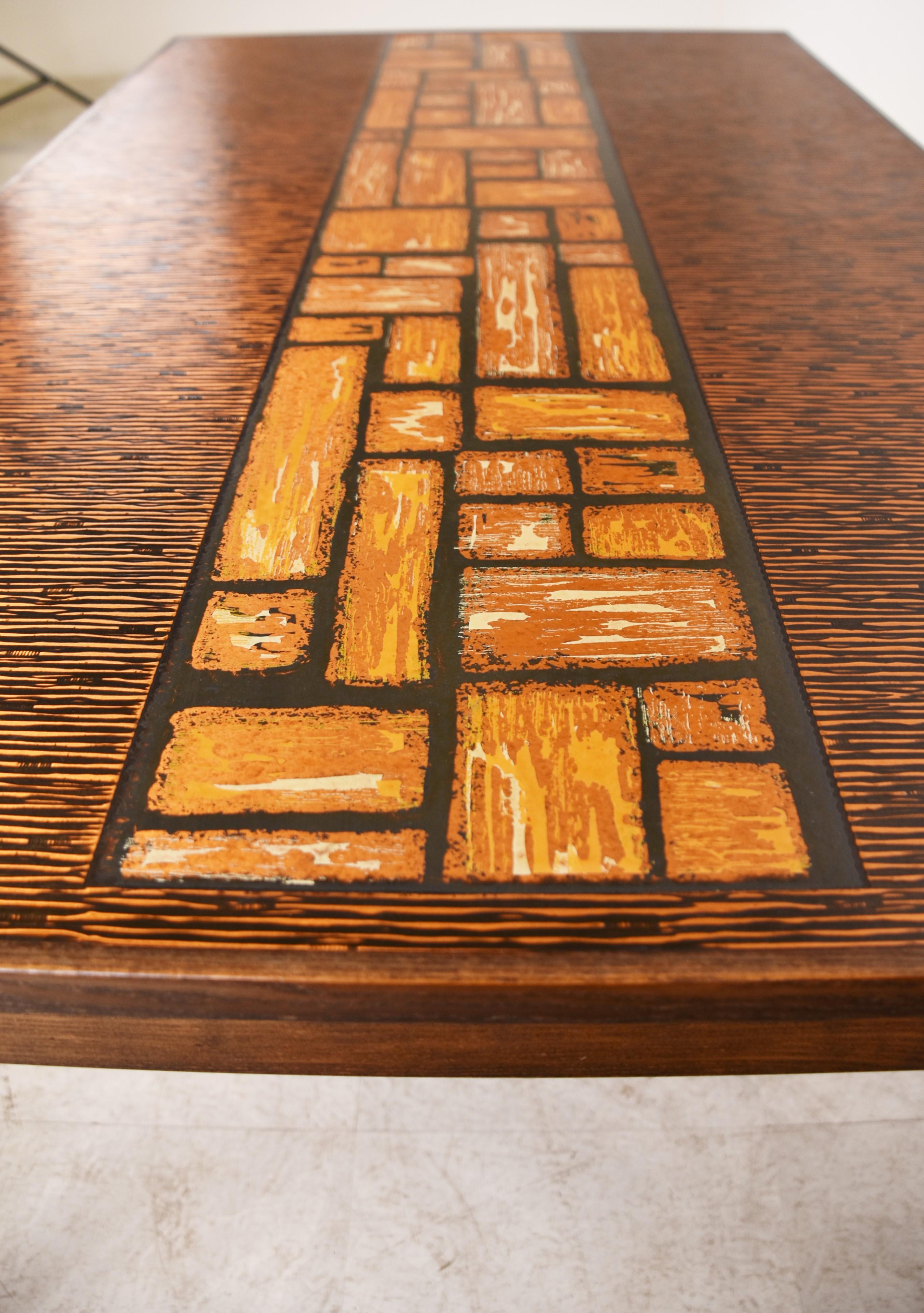 Mid century coffee table with a brutalist design copper plated table top and a wooden base.

Timeless design and attractive colour which mixes well with most interiors.

Good condition

1970s - Germany

Dimensions:
Height: