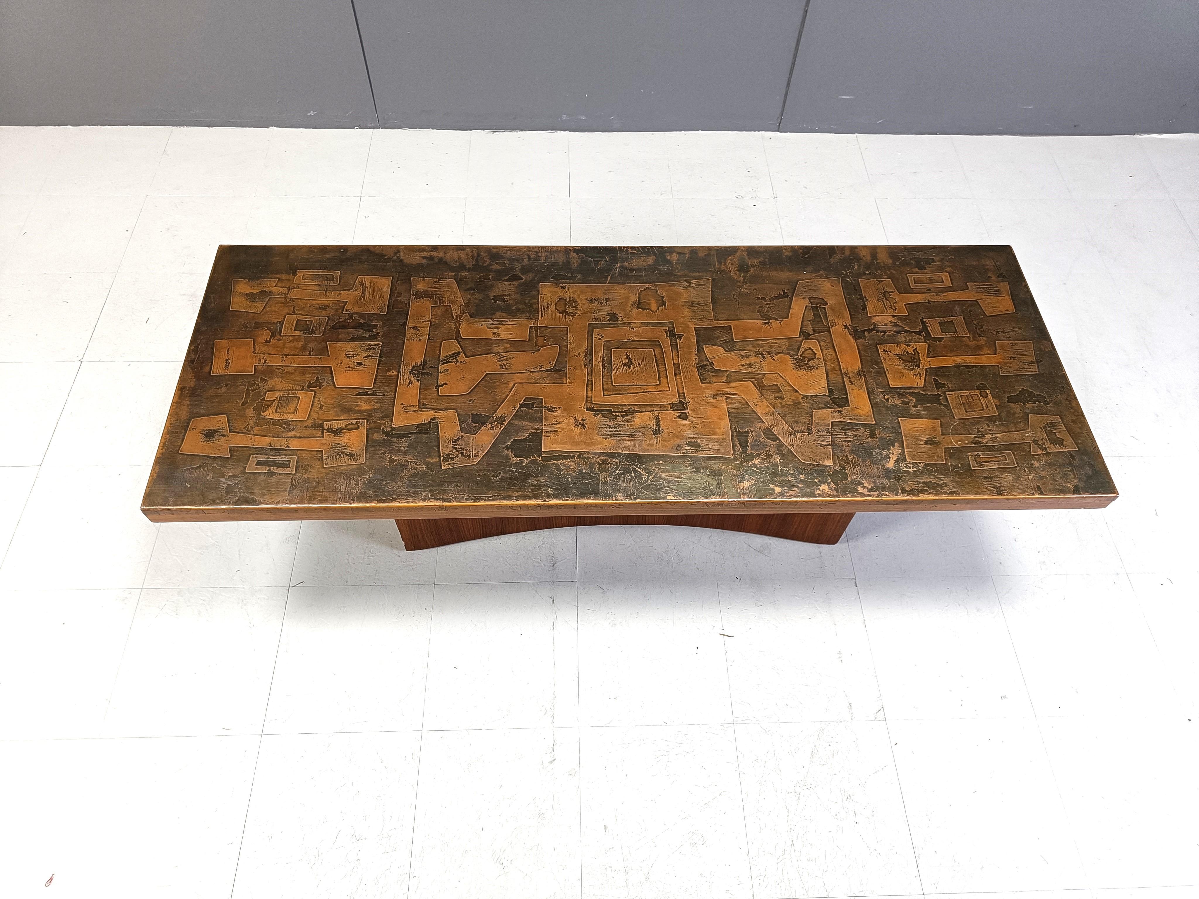 Mid century coffee table with a brutalist design copper plated table top and a curved wooden base.

Most probably by Bernhard Rohne.

Timeless design and attractive colour which mixes well with most interiors.

Good condition

1970s -