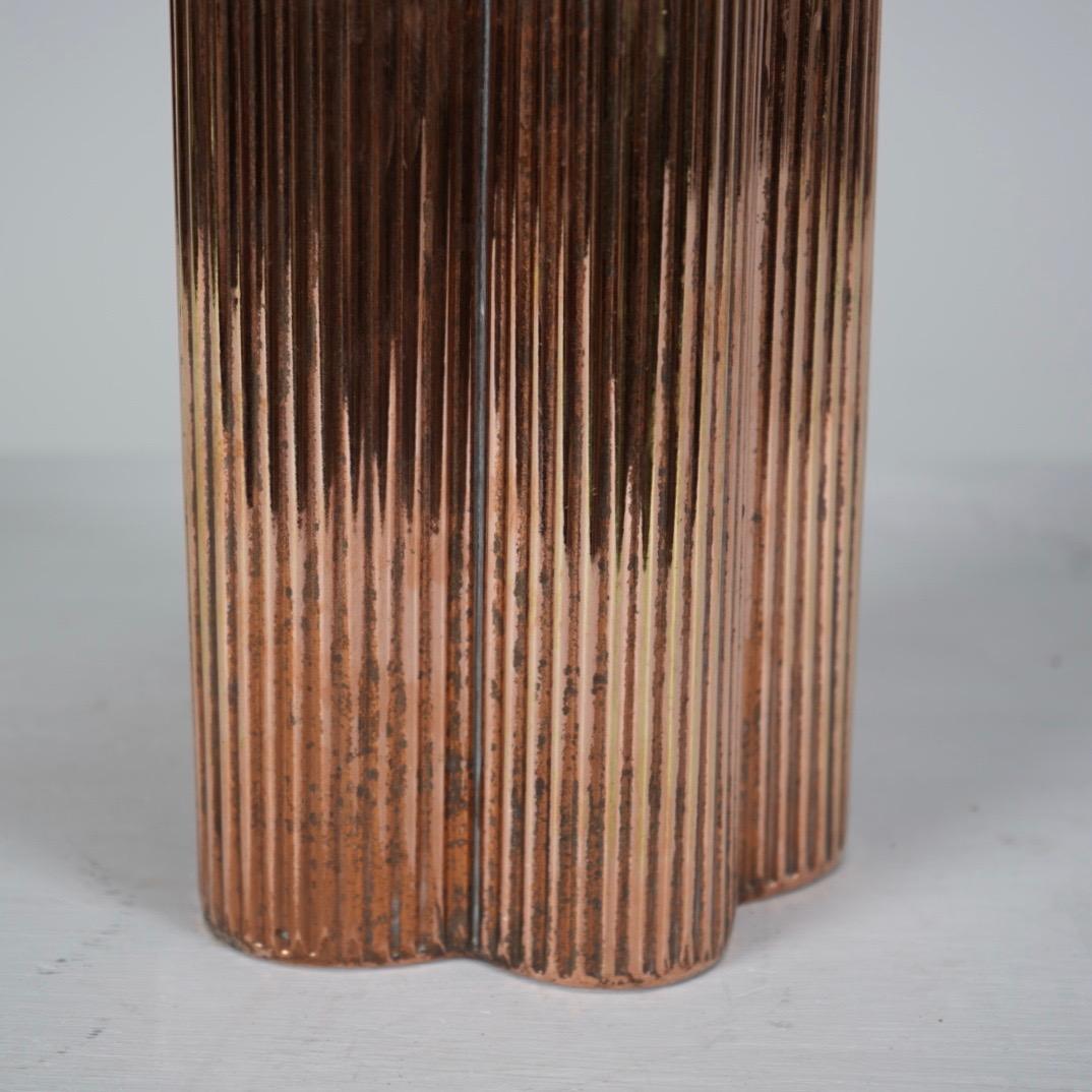 20ième siècle Vase vintage en cuivre strié en vente