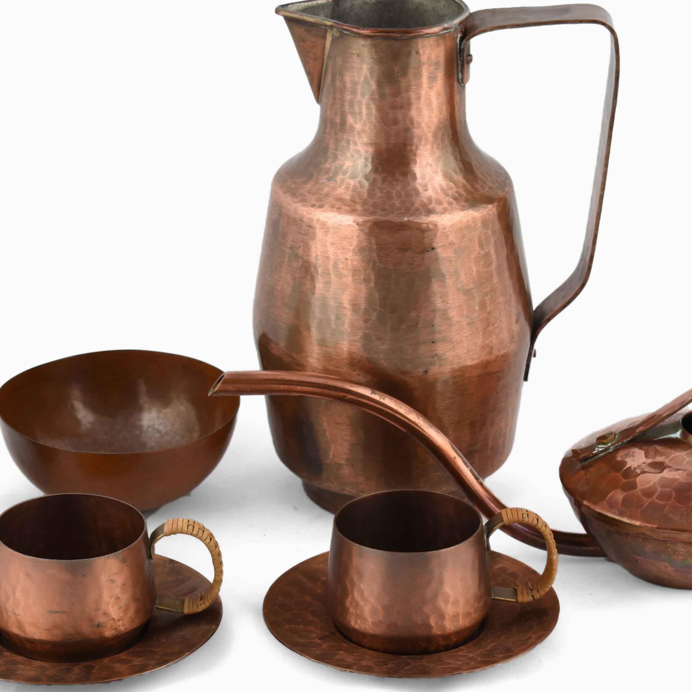 Mixed Copper Lot ist eine originelle Gruppe von Objekten aus der zweiten Hälfte des 20. Jahrhunderts.

Die Gruppe umfasst 6 Objekte: eine Art Deco-Tasse, einen Donutkrug (realisiert von Eugen Zint), eine Kanne (realisiert von der VED Kunstschmiede