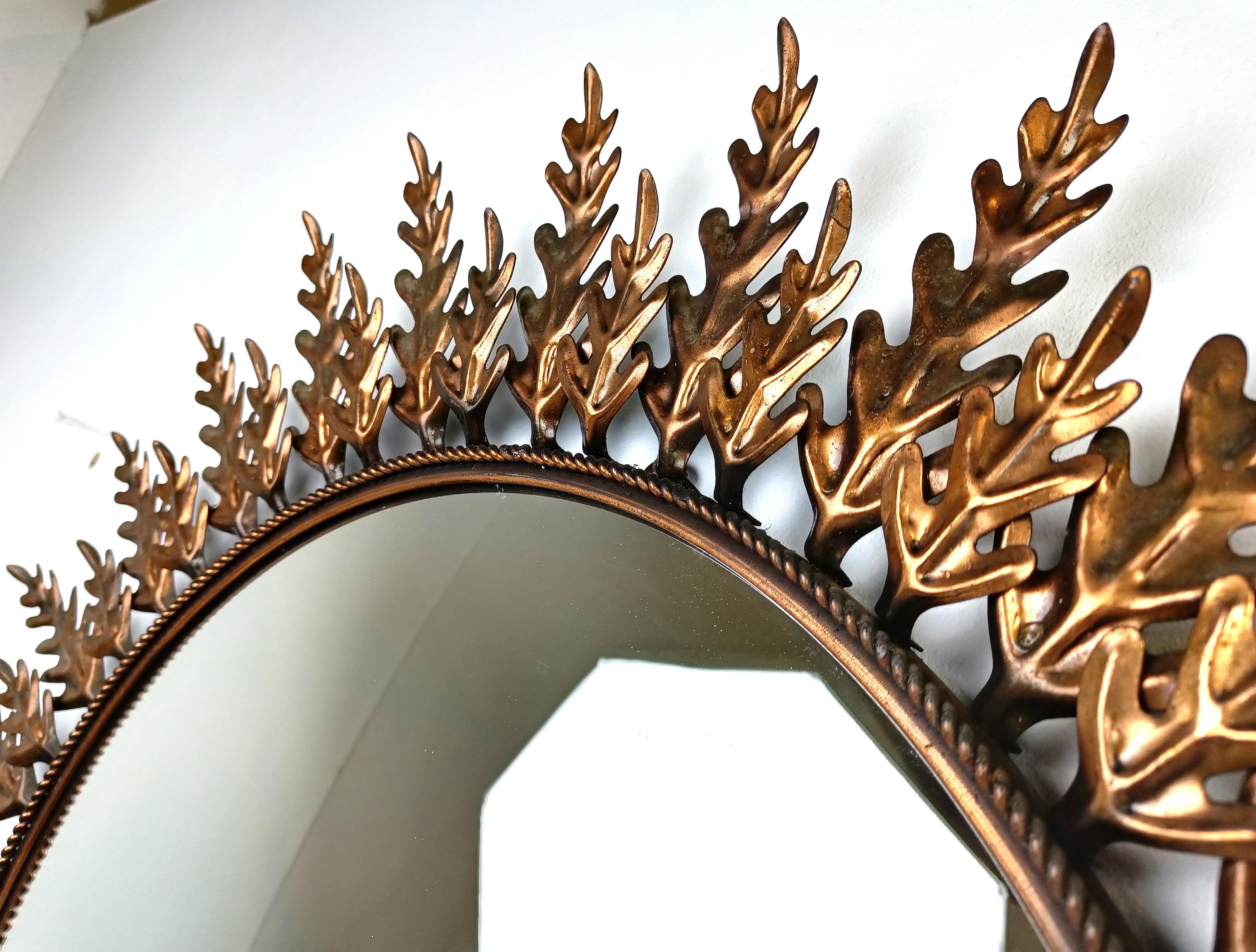Kupferspiegel aus der Mitte des Jahrhunderts mit Sonnenschliff oder Blumen.

Dieser Spiegel passt in die meisten Innenräume und ist eine perfekte Ergänzung für eine Einrichtung im Regency-Stil.

Guter Zustand.

Frankreich - 1970er