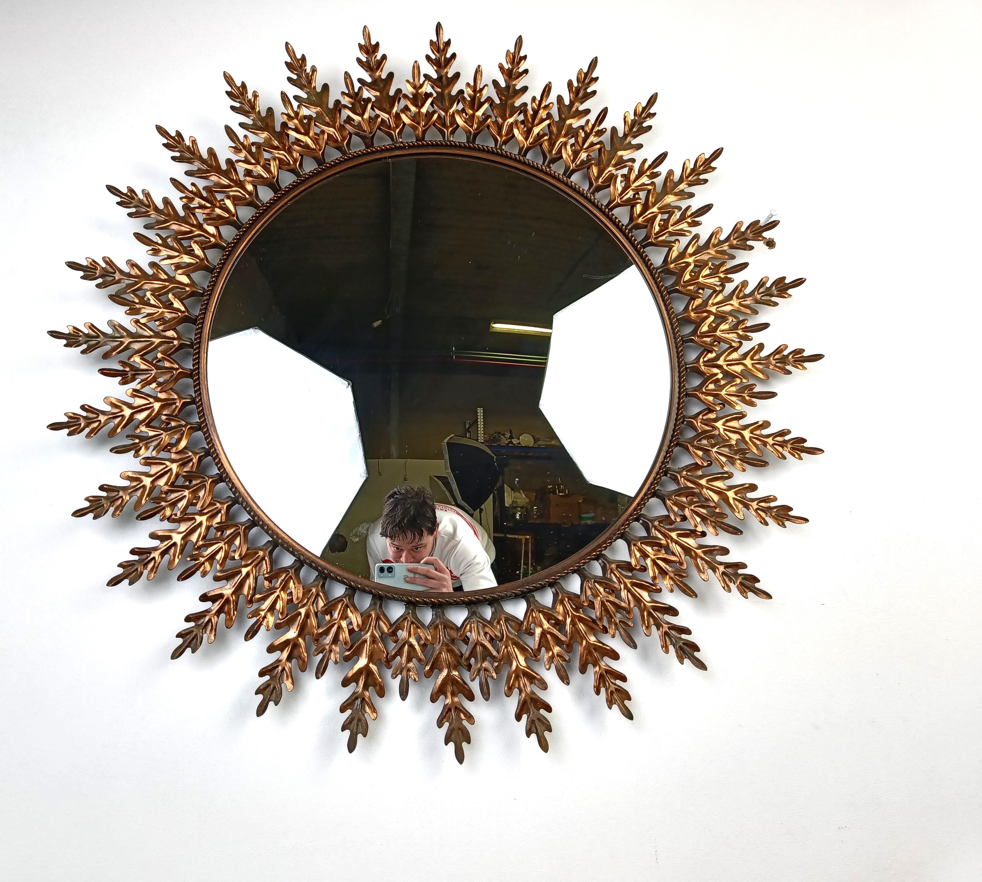 Vintage copper sunburst mirror, 1970s In Good Condition For Sale In HEVERLEE, BE