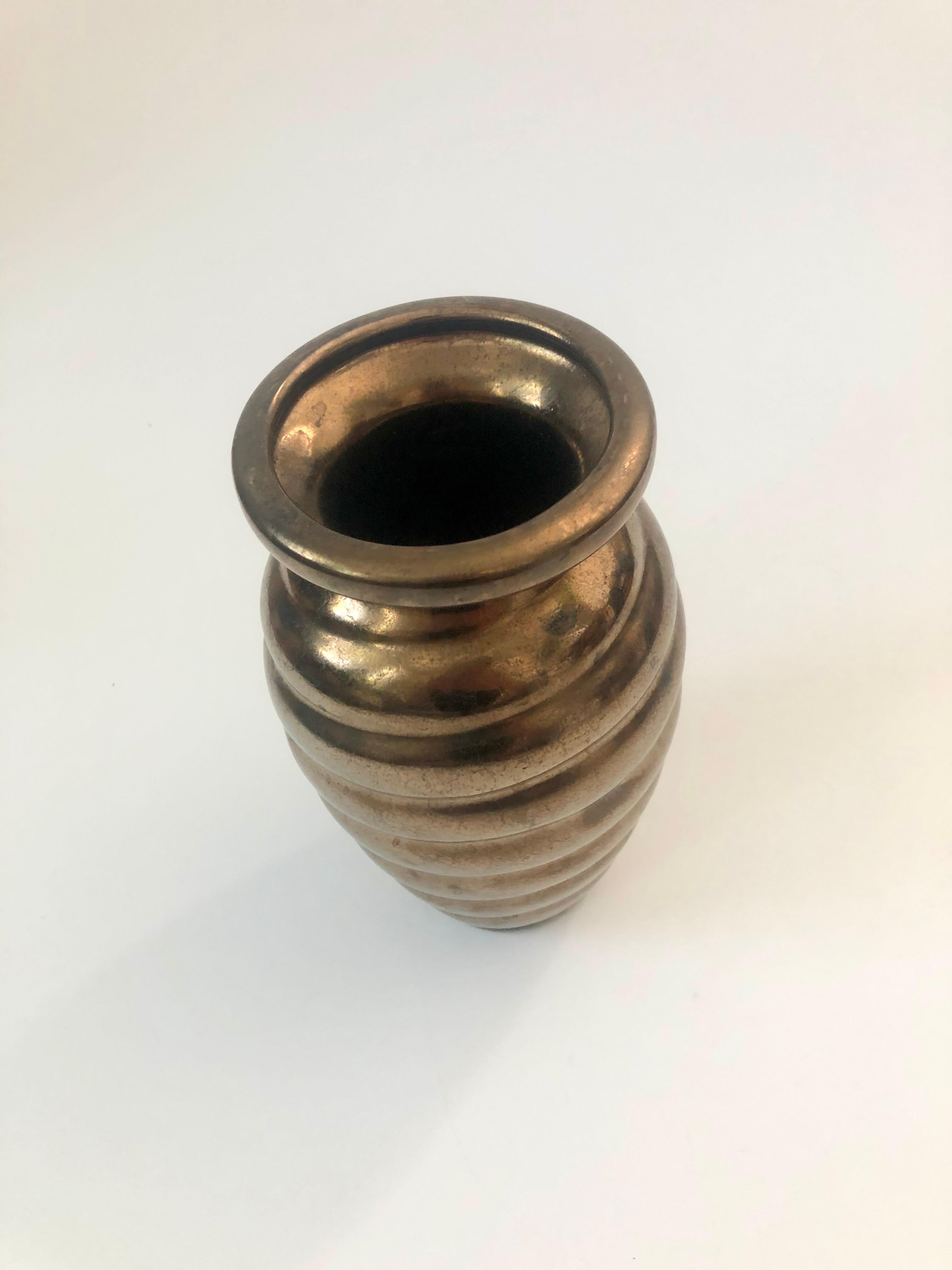 A vintage postmodern vase with a unique swirl shape. Beautiful copper coloured glaze. Made by Haeger in 1999.
 