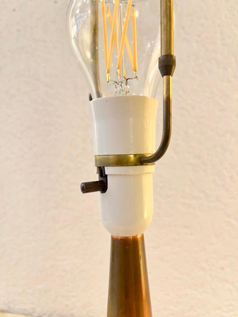 Vintage-Tischlampe aus Kupfer von Jo Hammerborg, hergestellt von Fog&Morup, Dänemark 1960er Jahre (Mitte des 20. Jahrhunderts) im Angebot