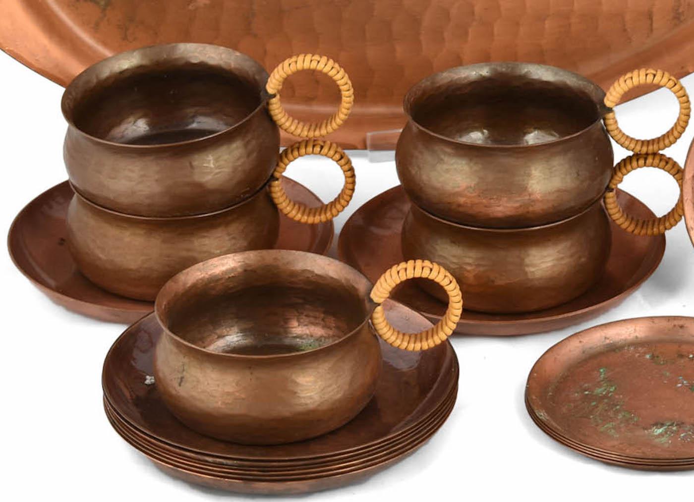 Le service à thé en cuivre est un objet décoratif original réalisé dans les années 1960.

Le lot comprend plusieurs pièces faites à la main : une théière, un plateau ovale, cinq tasses à thé et huit soucoupes. Toutes les pièces sont en
