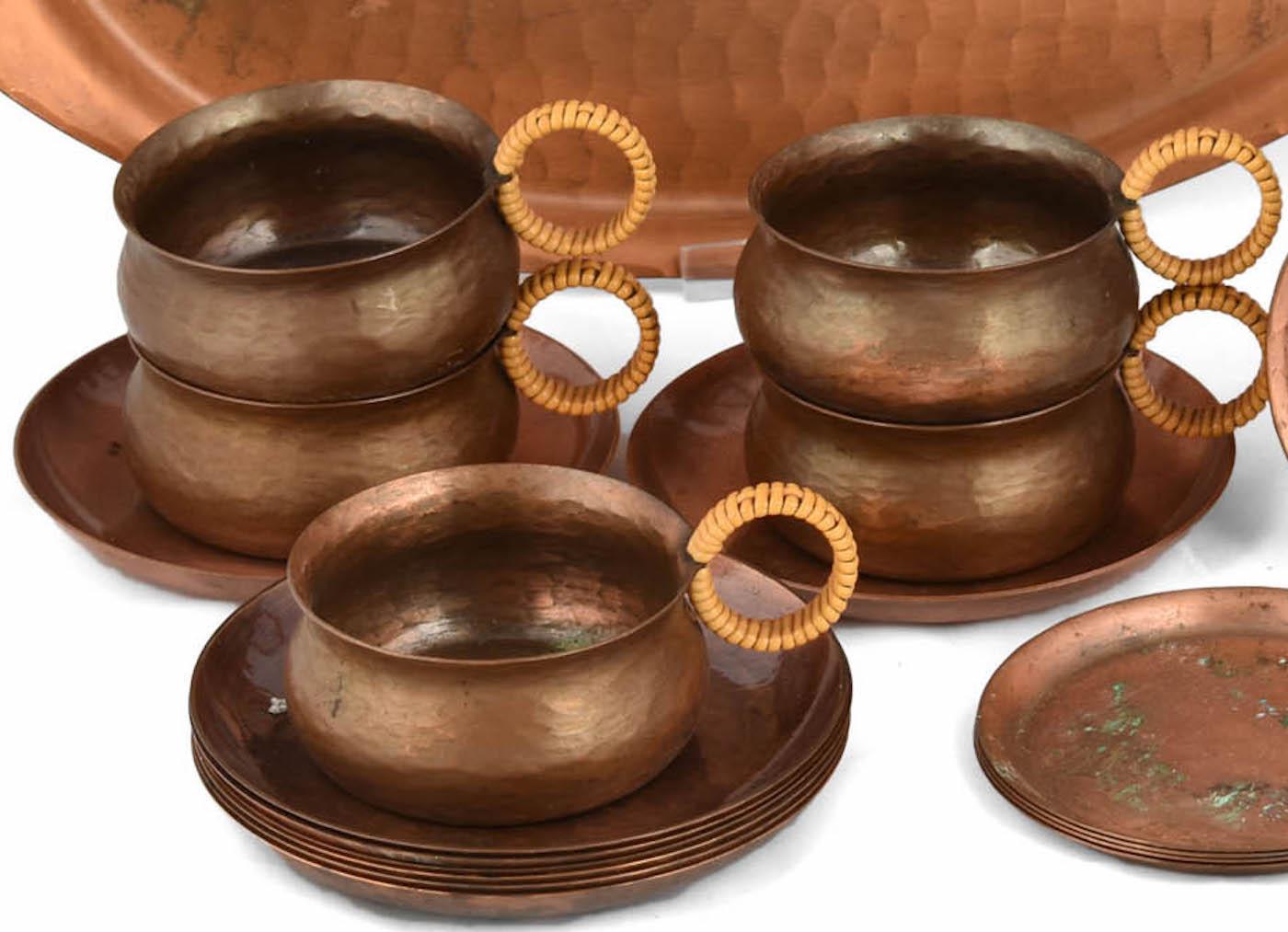 El juego de té de cobre es un original objeto decorativo realizado en los años sesenta.

El lote incluye varias piezas hechas a mano: una tetera, una bandeja ovalada, cinco tazas de té y ocho platillos. Todas las piezas están fabricadas en