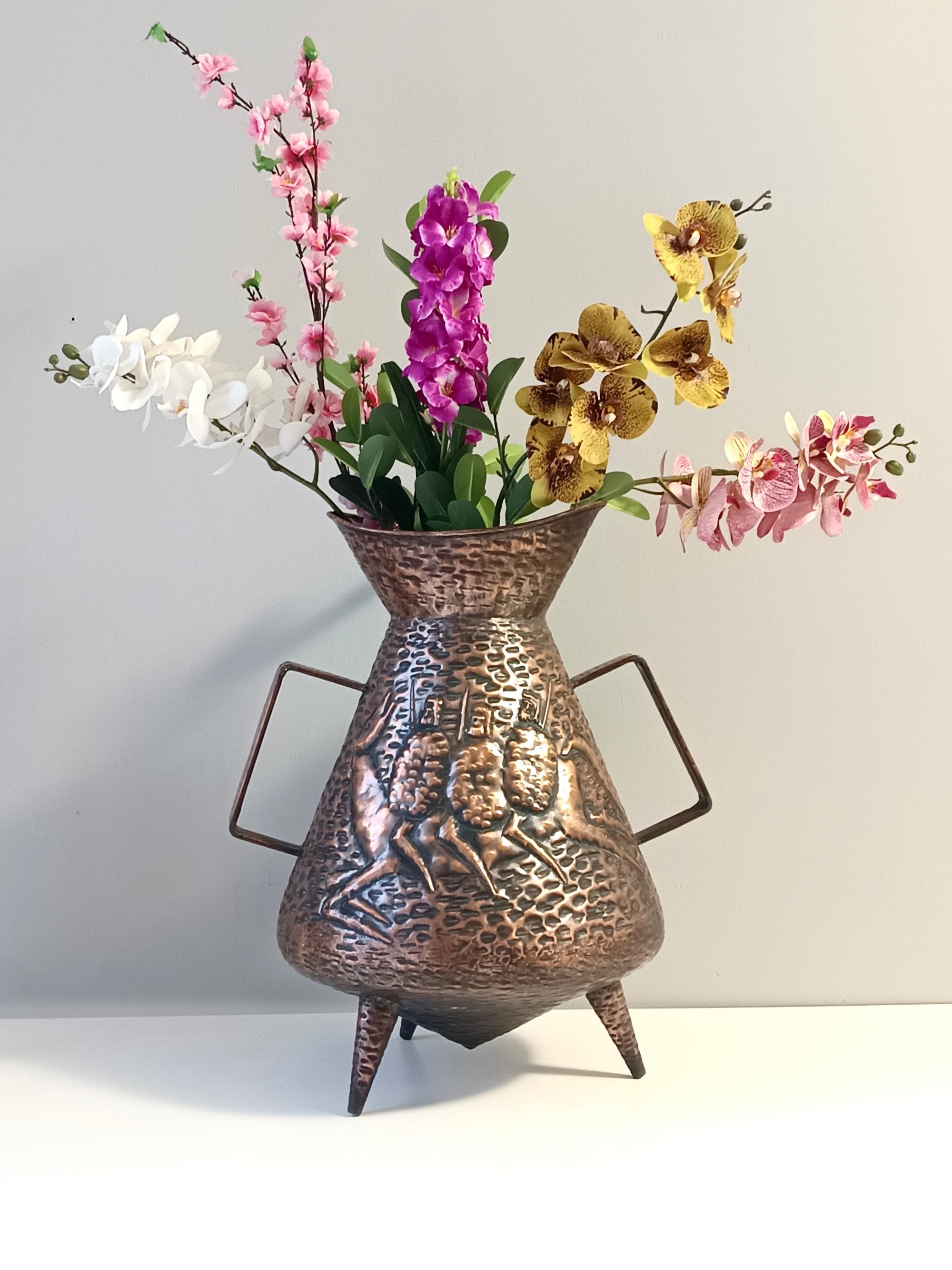 Made in Italy, 1960s. 
This umbrella stand is hand-made in copper. 
It is a vintage piece, therefore it might show slight traces of use with no dents, but it can be considered as in excellent original condition.

Measures: 
Diameter 50 cm
Height 61