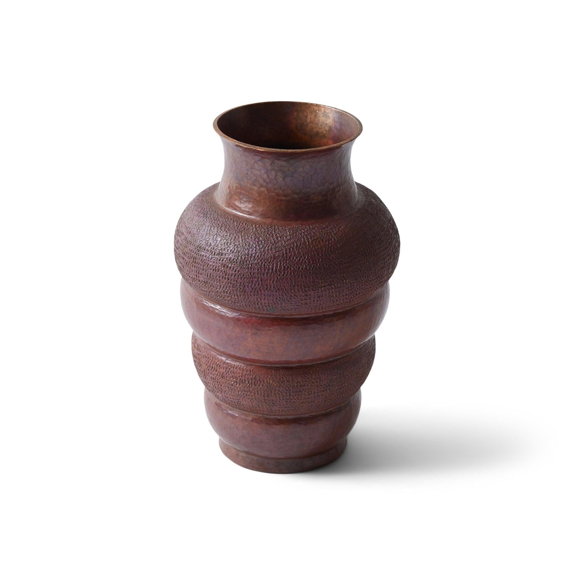 Vaso da tavolo per bouquet in rame martellato.