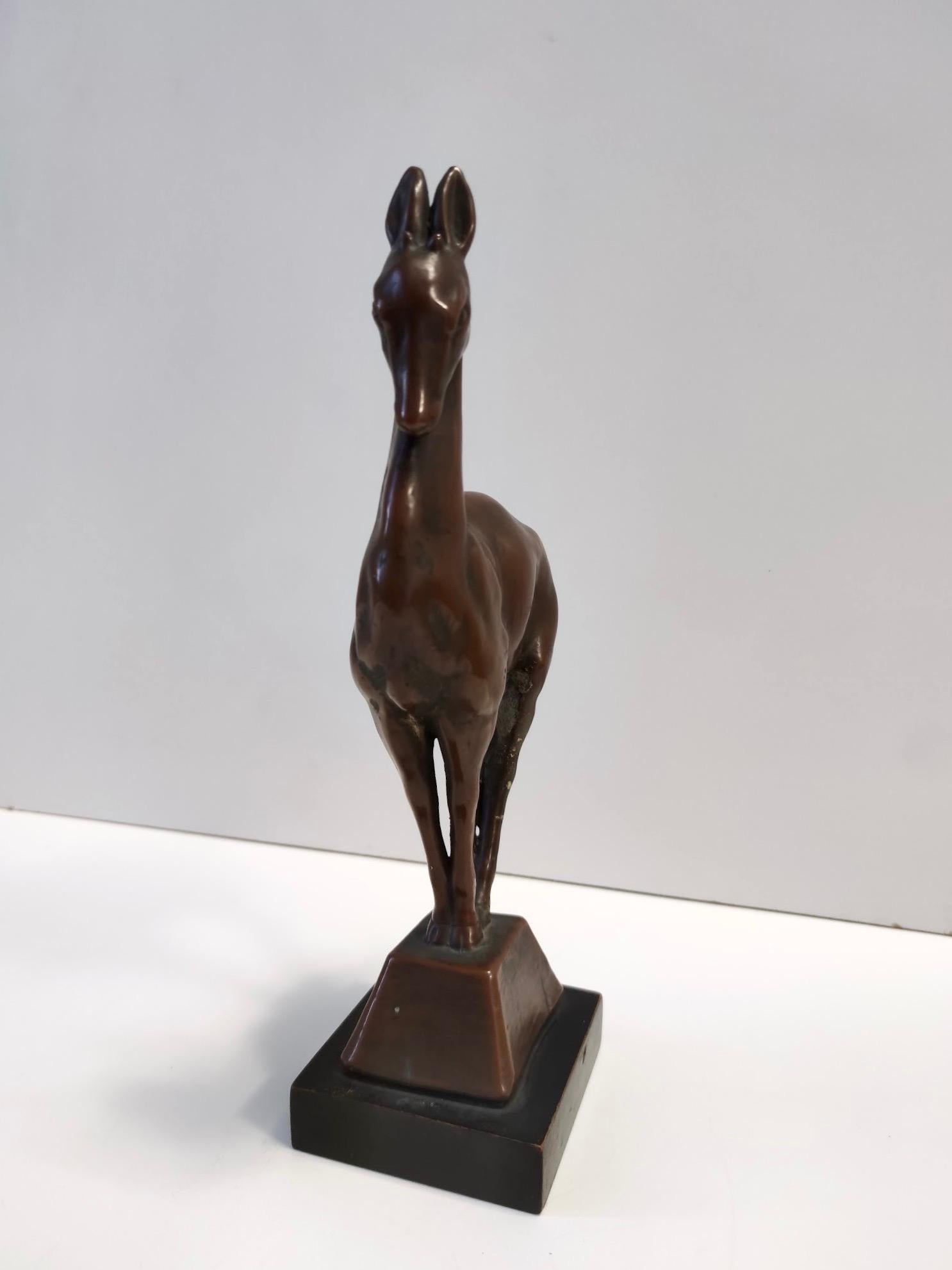 Milieu du XXe siècle Figurine décorative de cerf en céramique cuivrée vintage, Italie en vente