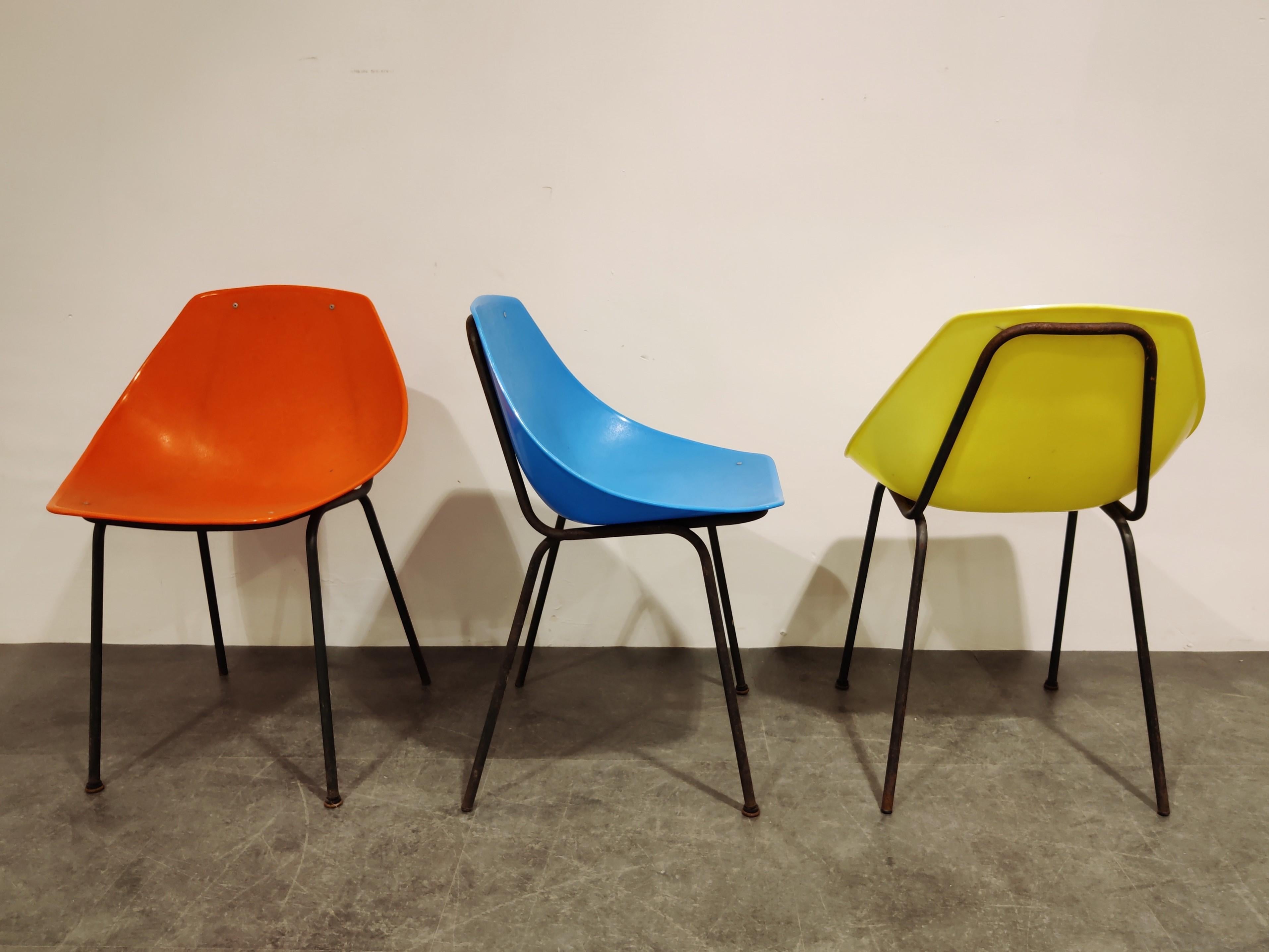 Set of 3 vintage coquillage chairs by French designer Pierre Guariche for Meurop.

This colorful set of chairs is made from a plastic shell mounted on an elegant black metal base

The color of the chairs has been kept very well, no discoloring