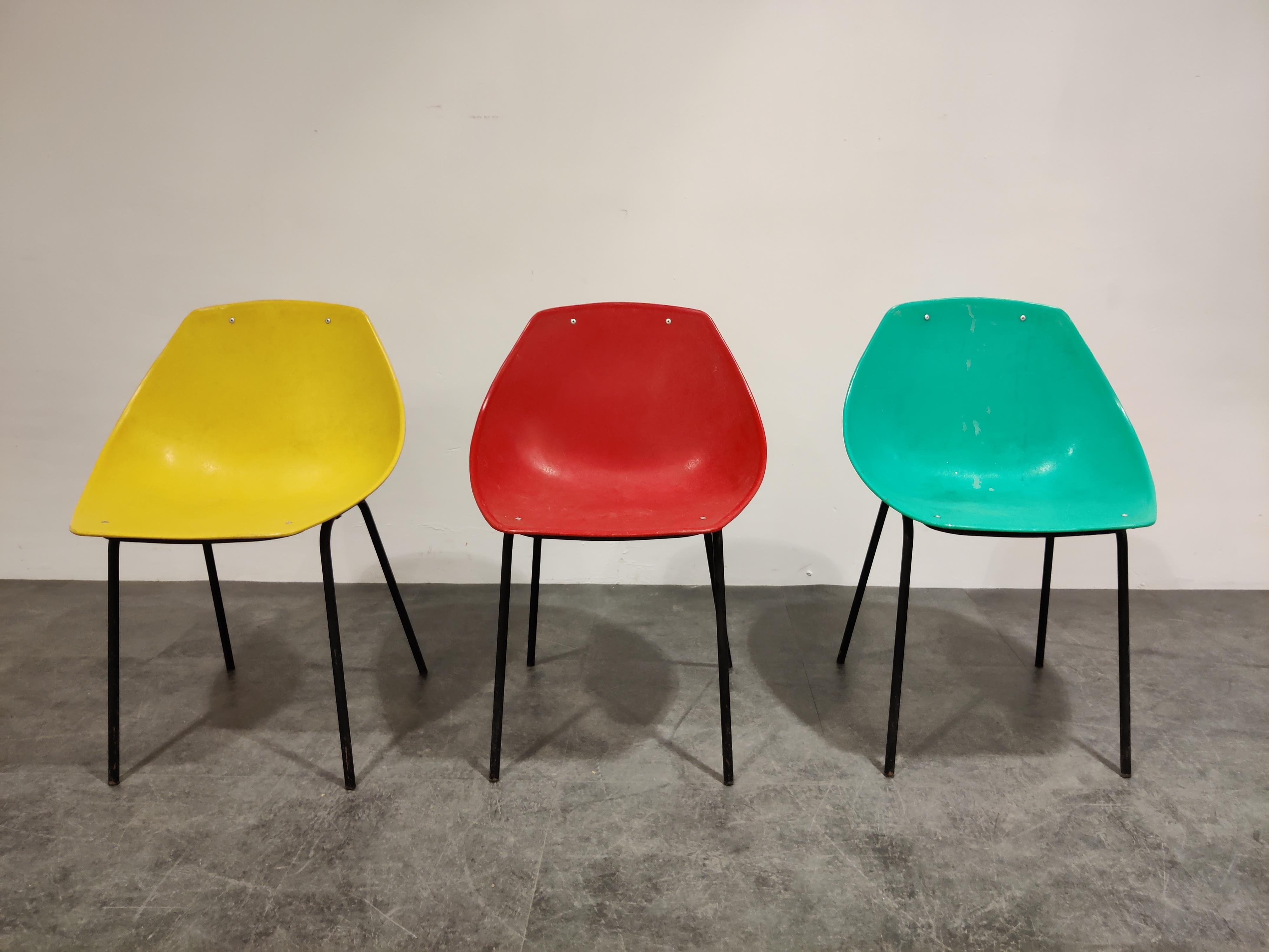 Set of 3 vintage coquillage chairs by French designer Pierre Guariche for Meurop.

This colourful set of chairs is made from a plastic shell mounted on an elegant black metal base

The colour of the chairs has been kept very well. The frames