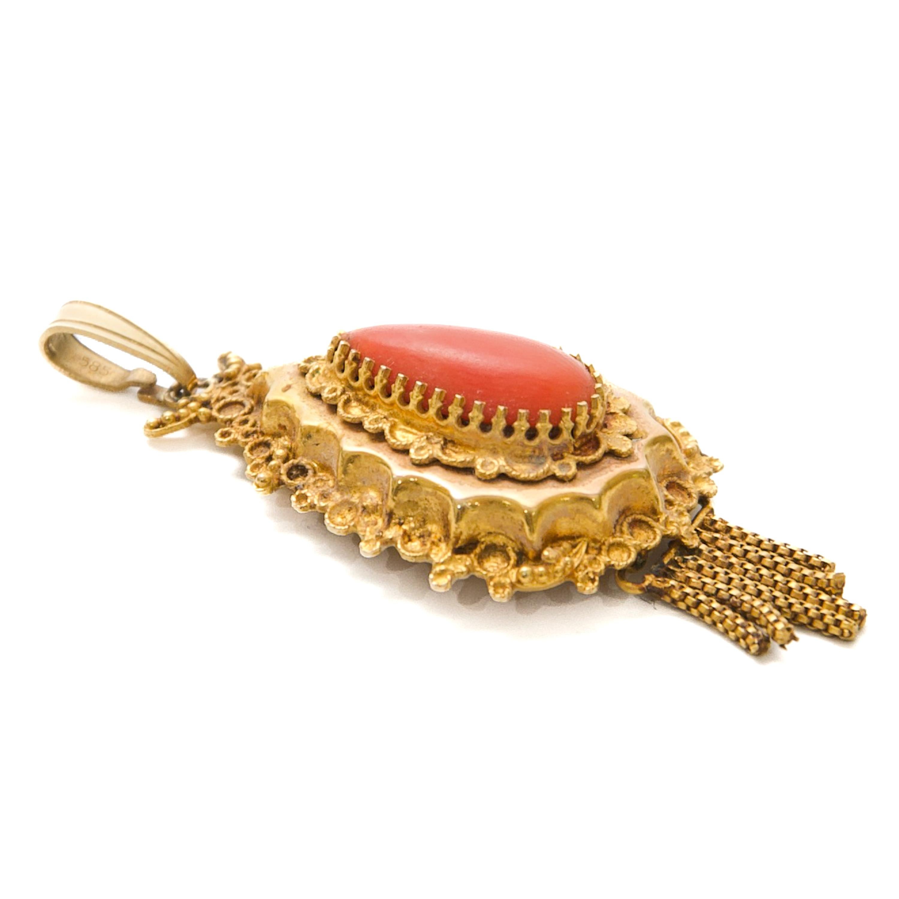 Vintage Coral and 14 Karat Gold Tassel Pendant In Good Condition For Sale In Rotterdam, NL