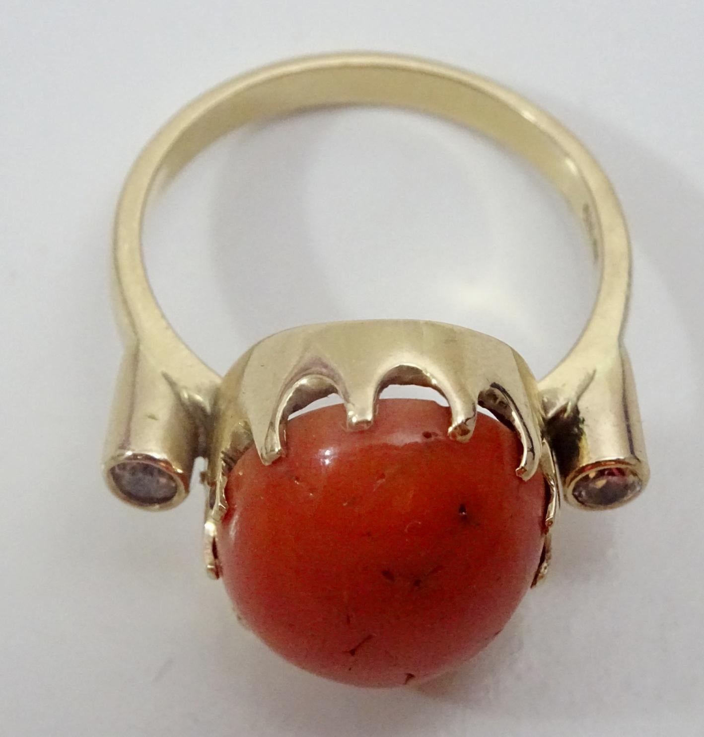 Vintage Coral and Diamond 14 karat Gold Ring In Excellent Condition For Sale In Jerusalem, IL