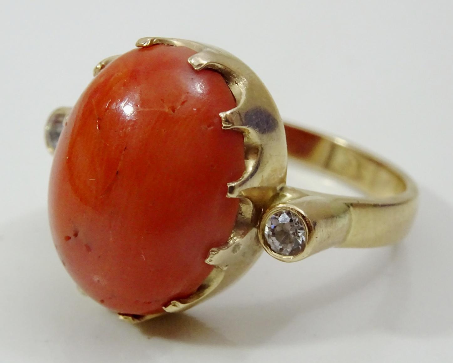 Vintage Coral and Diamond 14 karat Gold Ring For Sale 1