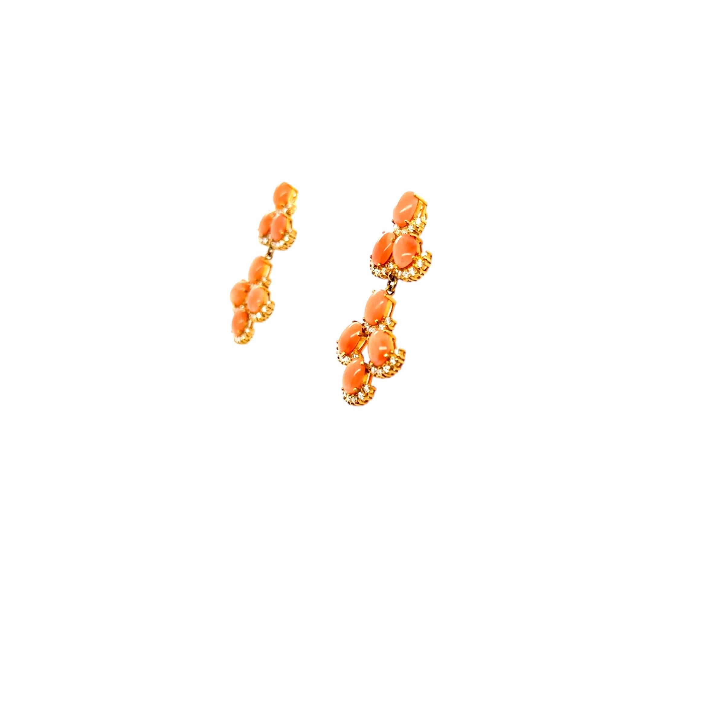 Questi divertenti orecchini contengono 14 coralli ovali cabochon e 84 diamanti rotondi taglio brillante per un peso totale di circa 2,25 carati. Montati in oro giallo 18 carati, questi orecchini sono perfetti per una festa!

Metallo: oro giallo 18