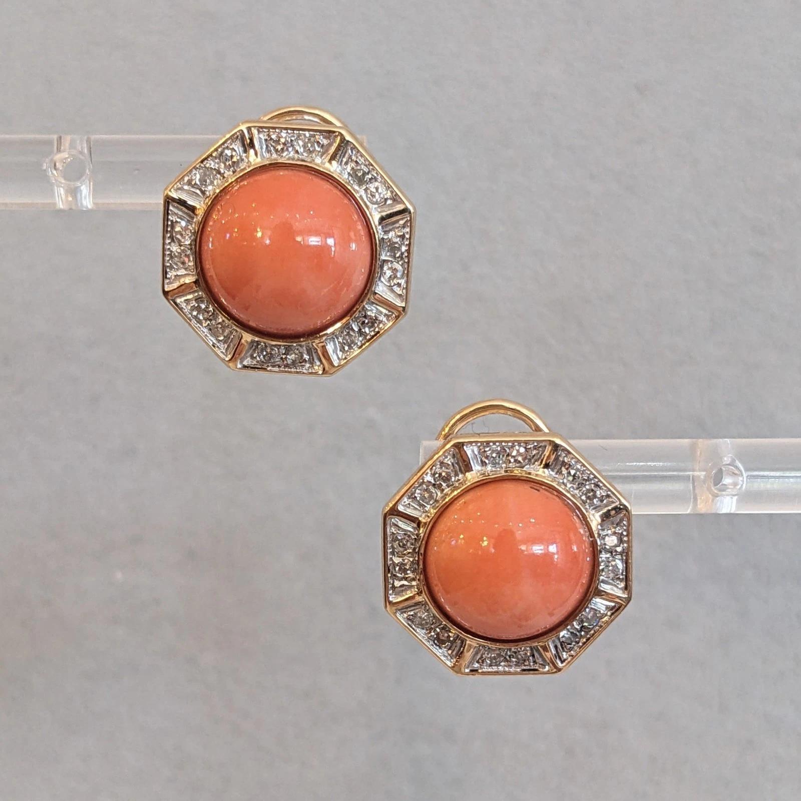Orecchini con corallo e diamanti d'epoca in oro giallo 18 carati

Gli orecchini Vintage By con corallo e diamanti presentano cabochon di corallo color pesca salmone di 11,5 mm di diametro circondati da diamanti rotondi a taglio singolo in montature
