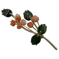 Brosche aus Koralle und Jade