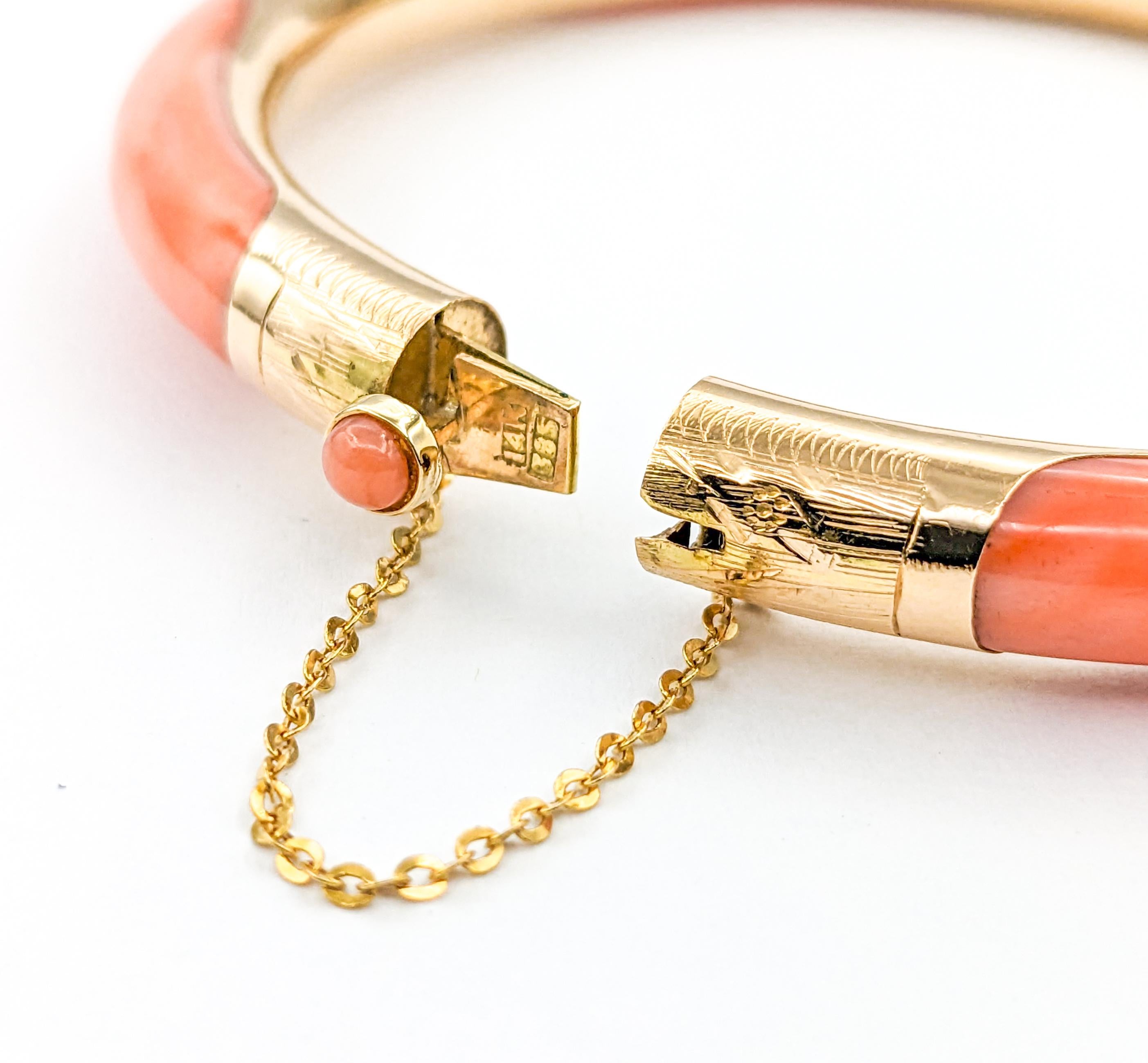 Vintage Coral Bangle Bracelet In Yellow Gold In Excellent Condition For Sale In Bloomington, MN
