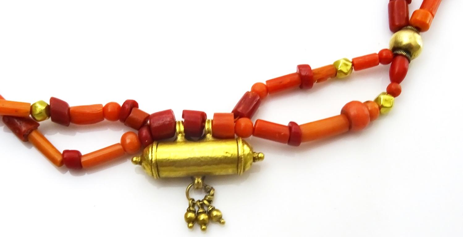 Vintage Korallenperlen , 21 Karat Gold Amulett , 18 Karat Gold Perlen Halskette für Damen oder Herren im Angebot