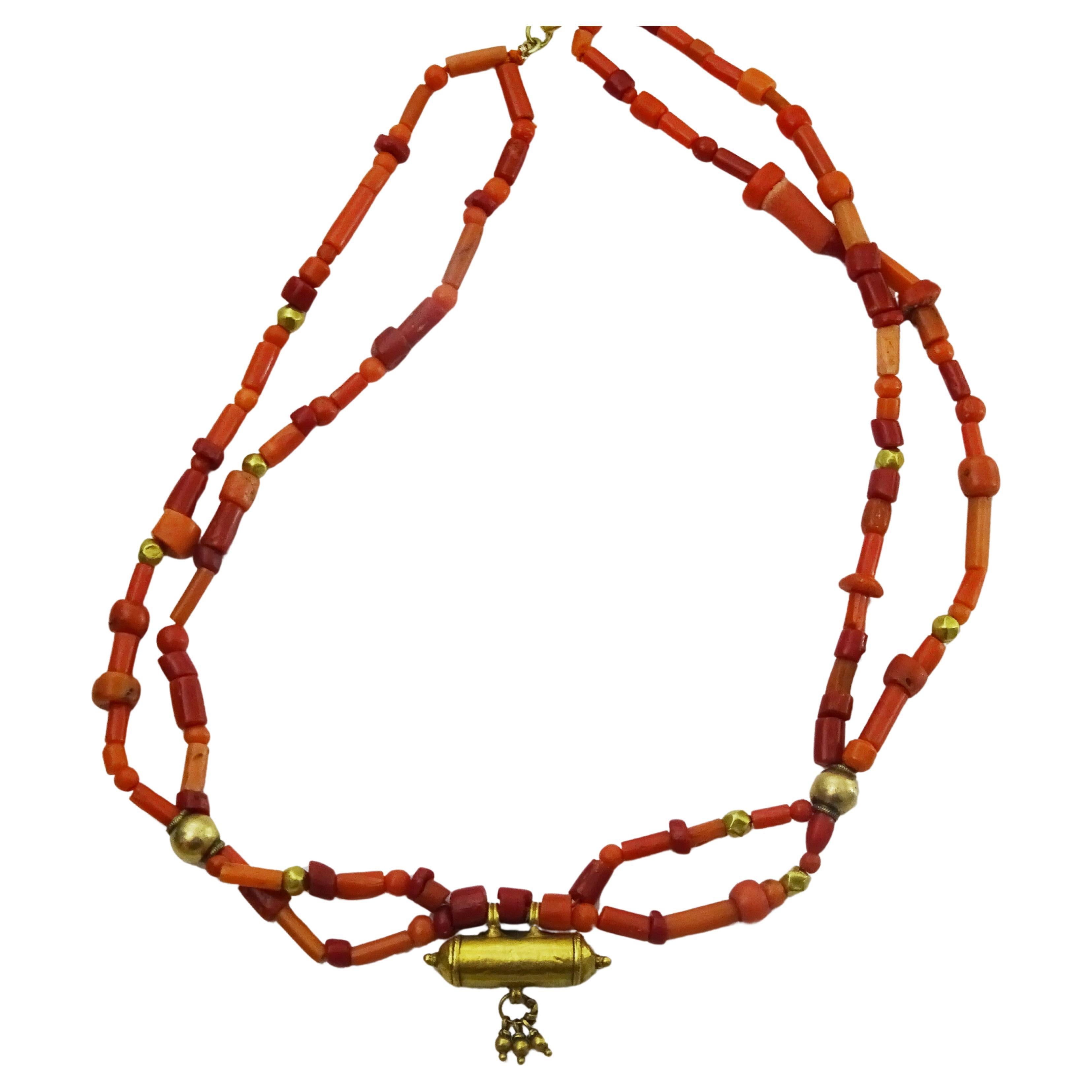 Vintage Korallenperlen , 21 Karat Gold Amulett , 18 Karat Gold Perlen Halskette im Angebot