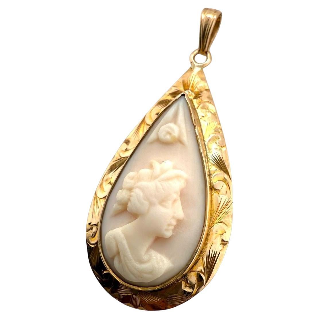 Ciondolo con cammeo di corallo vintage in oro giallo 14K