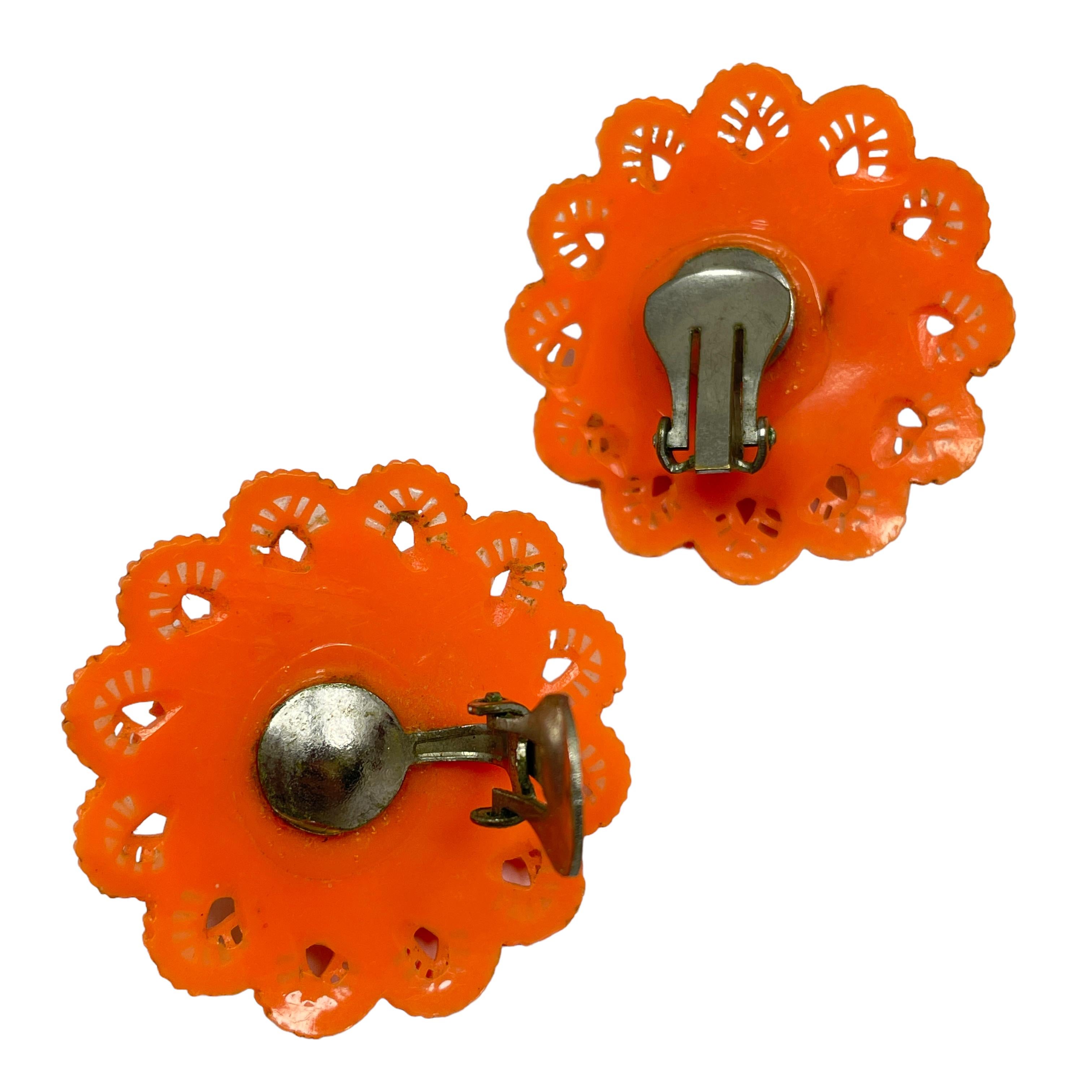 Vintage coral celluloid flower clip on earrings In Good Condition For Sale In Palos Hills, IL