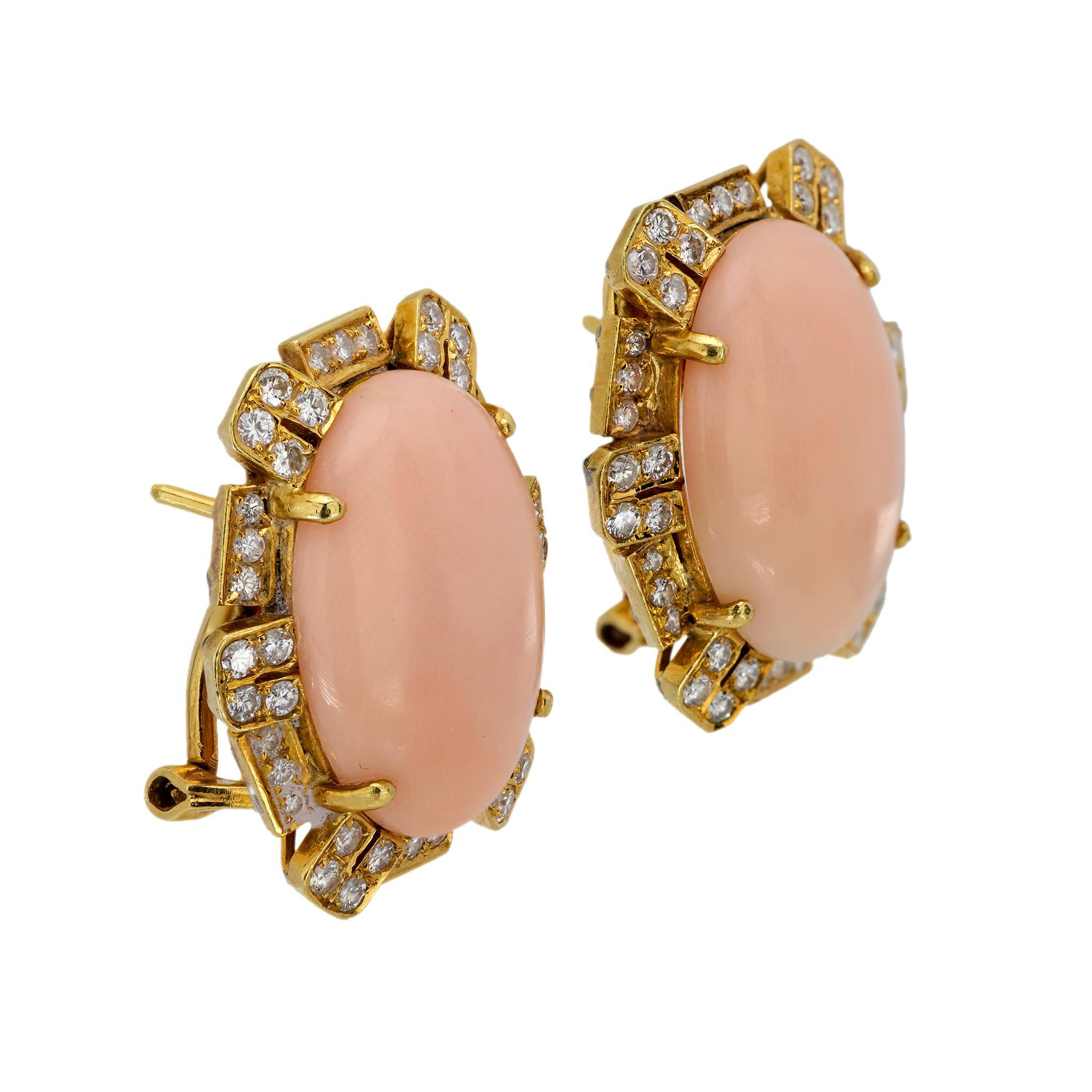 Diese Vintage-Ohrringe aus 18 Karat Gelbgold bestehen aus zwei Korallen im Cabochon-Schliff, die von 84 runden Diamanten im Brillantschliff mit einem Gesamtgewicht von ca. 1,50 Karat, Farbe F, Reinheit VS akzentuiert werden. Ein kühnes und zugleich