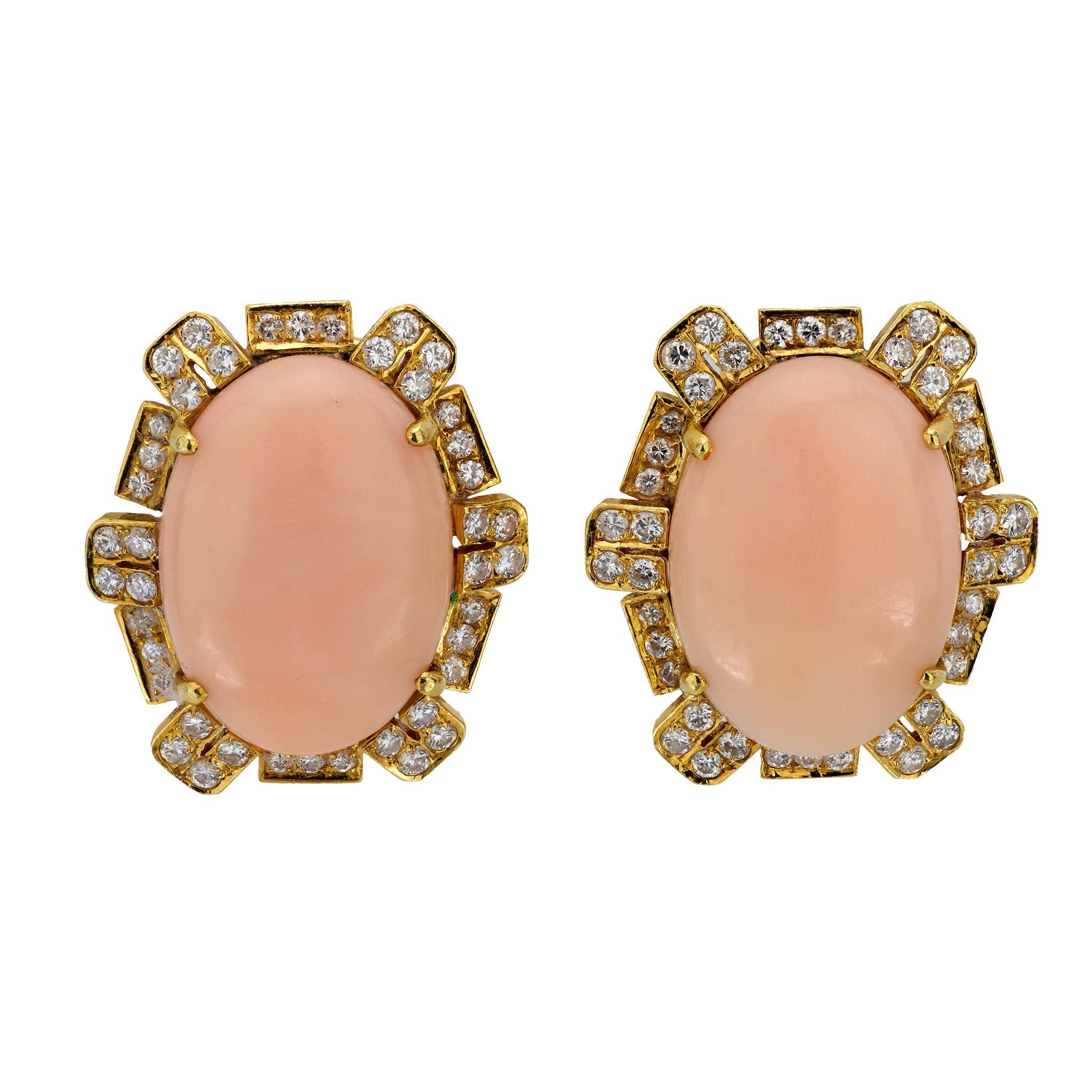Ohrringe aus 18 Karat Gelbgold mit Koralle und Diamant (Cabochon) im Angebot