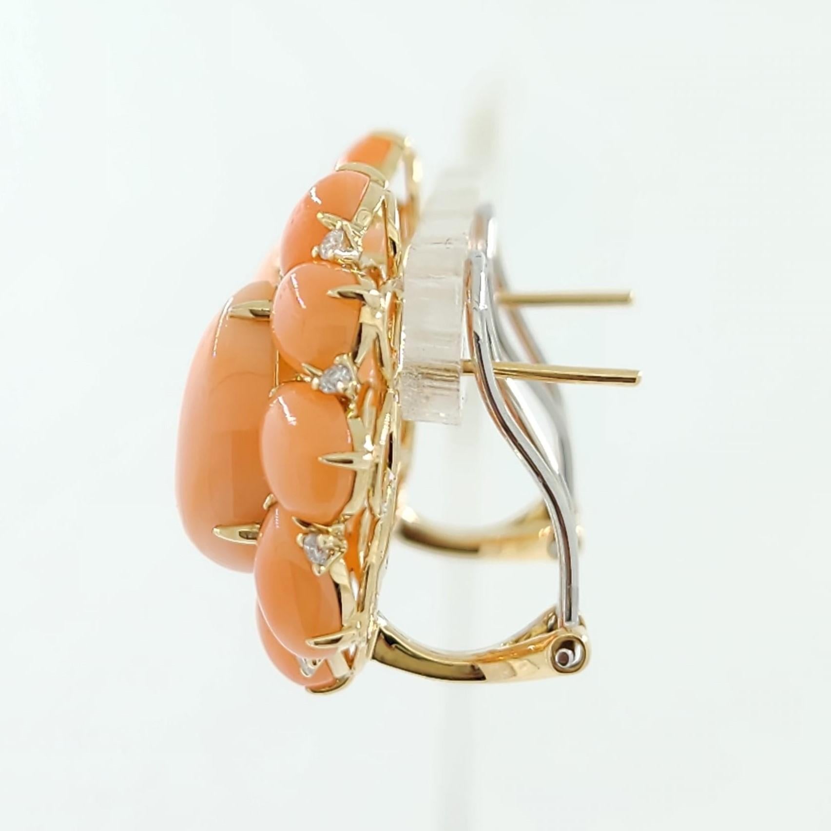 Tauchen Sie ein in die Faszination des Ozeans mit diesen wunderschönen Korallenohrringen aus 14 Karat Gelbgold. In der Mitte jedes Ohrrings befindet sich eine birnenförmige Koralle, die zusammen 8,25 Karat wiegt. Ihr sanfter Farbton und ihr