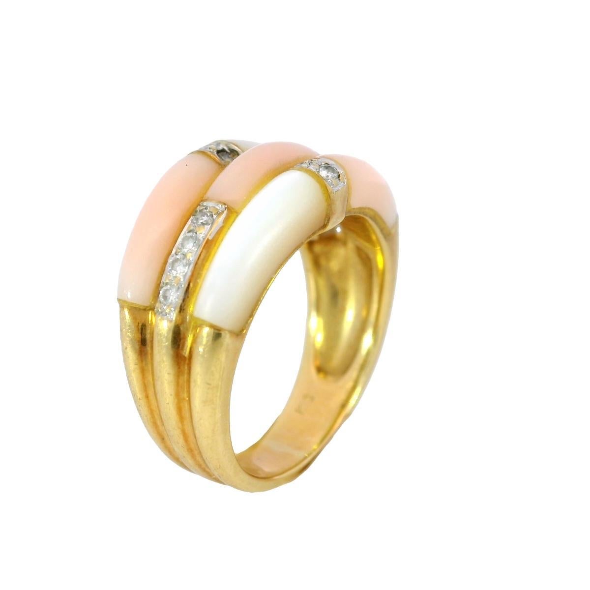 Vintage Koralle Diamant Stacker Ring 18 Karat Gelbgold Perlmutt Gr. 5,75

Dieser Ring aus 18 Karat Gelbgold vereint Koralle, Perlmutt und runde weiße Diamanten in einem unverwechselbaren Design aus der Mitte des Jahrhunderts. Das Band besteht aus