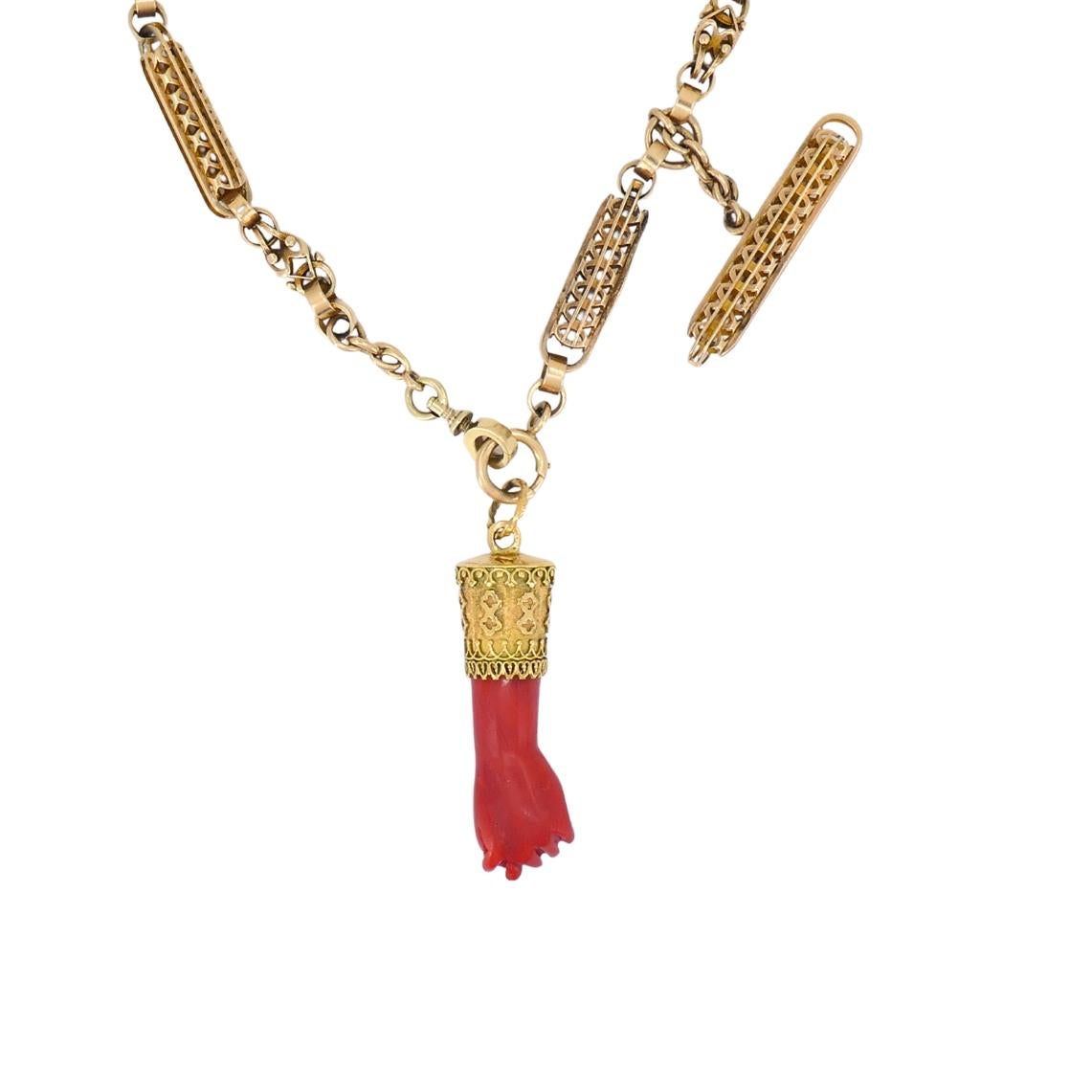 Taglio misto Ciondolo Figa in corallo d'epoca, collana con catena a ginocchiera in oro 14k in vendita