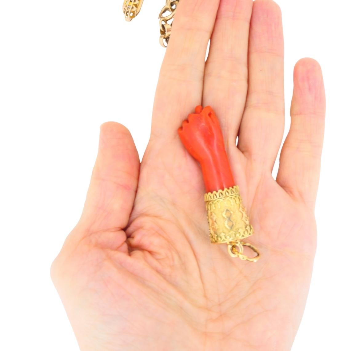 Ciondolo Figa in corallo d'epoca, collana con catena a ginocchiera in oro 14k in vendita 3