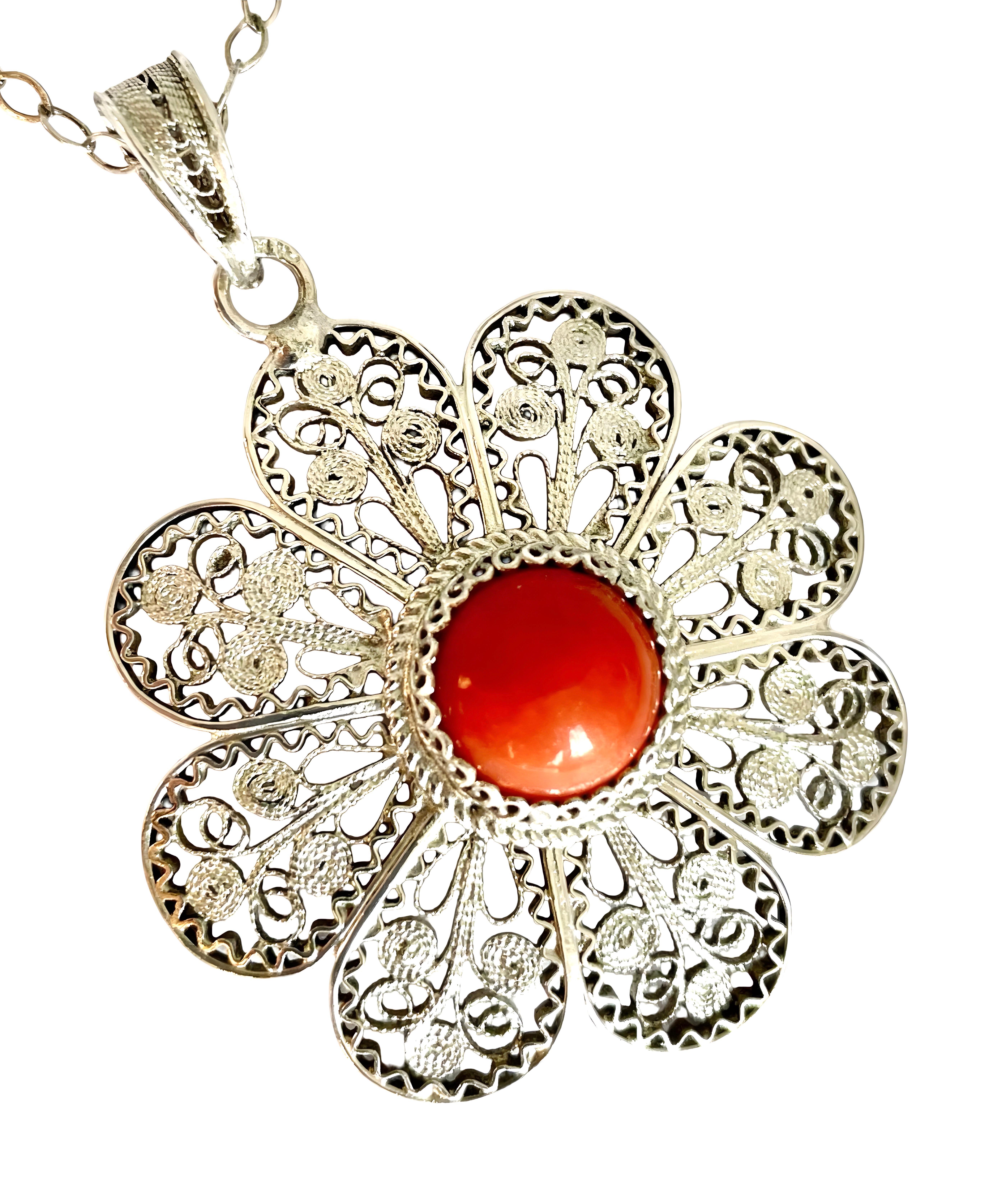 Romantico Ciondolo a forma di fiore in filigrana di corallo d'epoca in argento 925 e catena, italiano in vendita