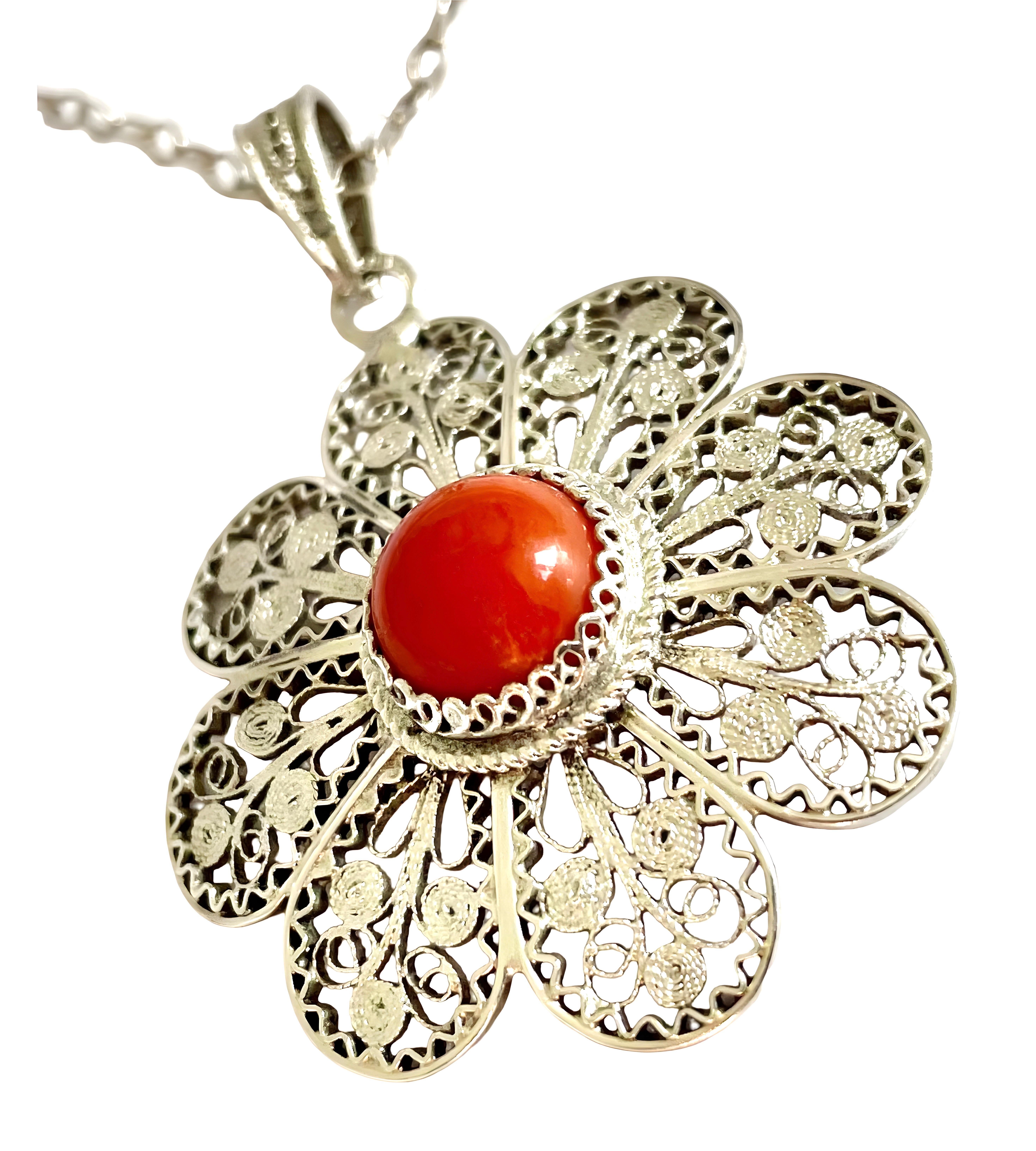 Grezzo Ciondolo a forma di fiore in filigrana di corallo d'epoca in argento 925 e catena, italiano in vendita