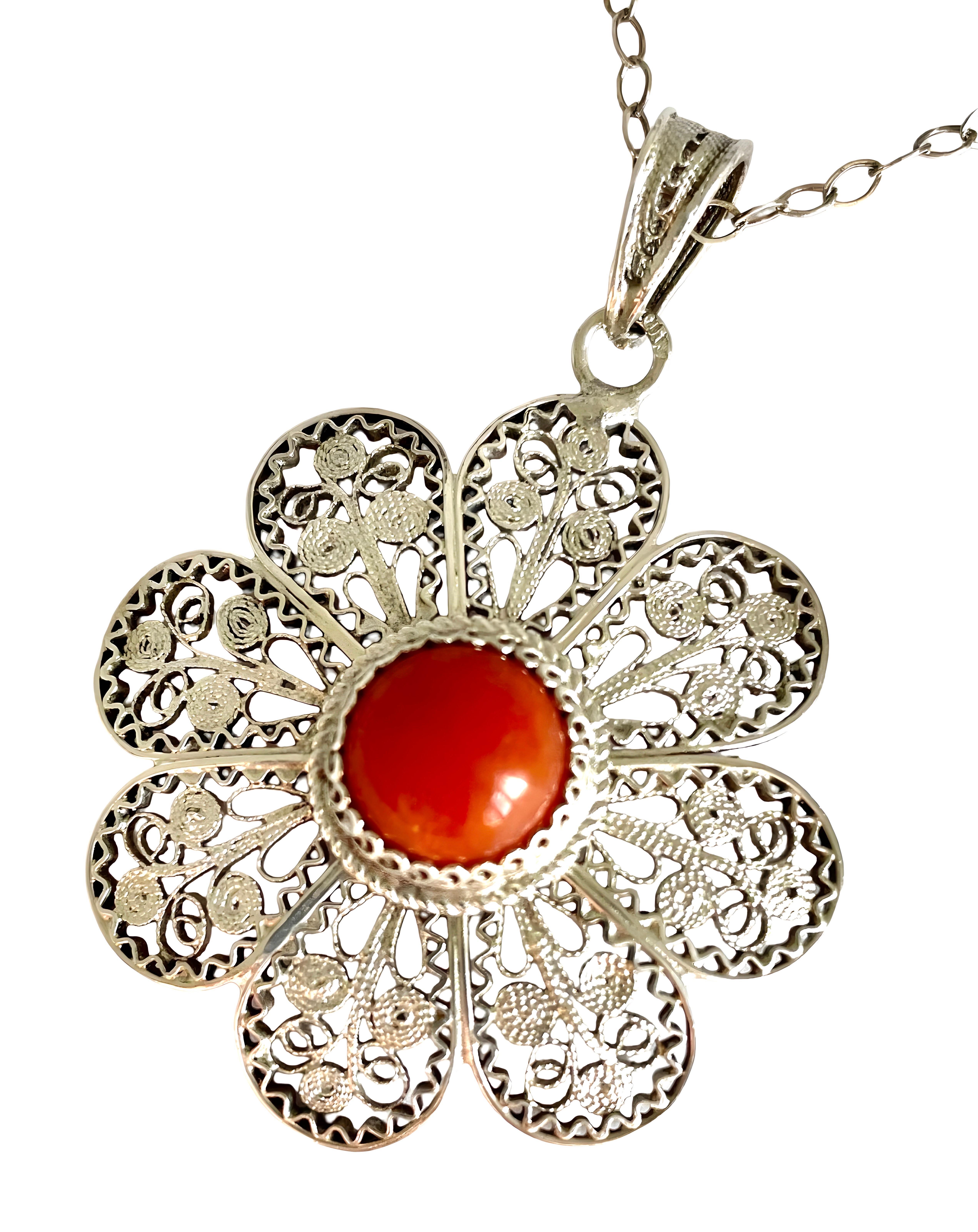 Ciondolo a forma di fiore in filigrana di corallo d'epoca in argento 925 e catena, italiano in vendita 1