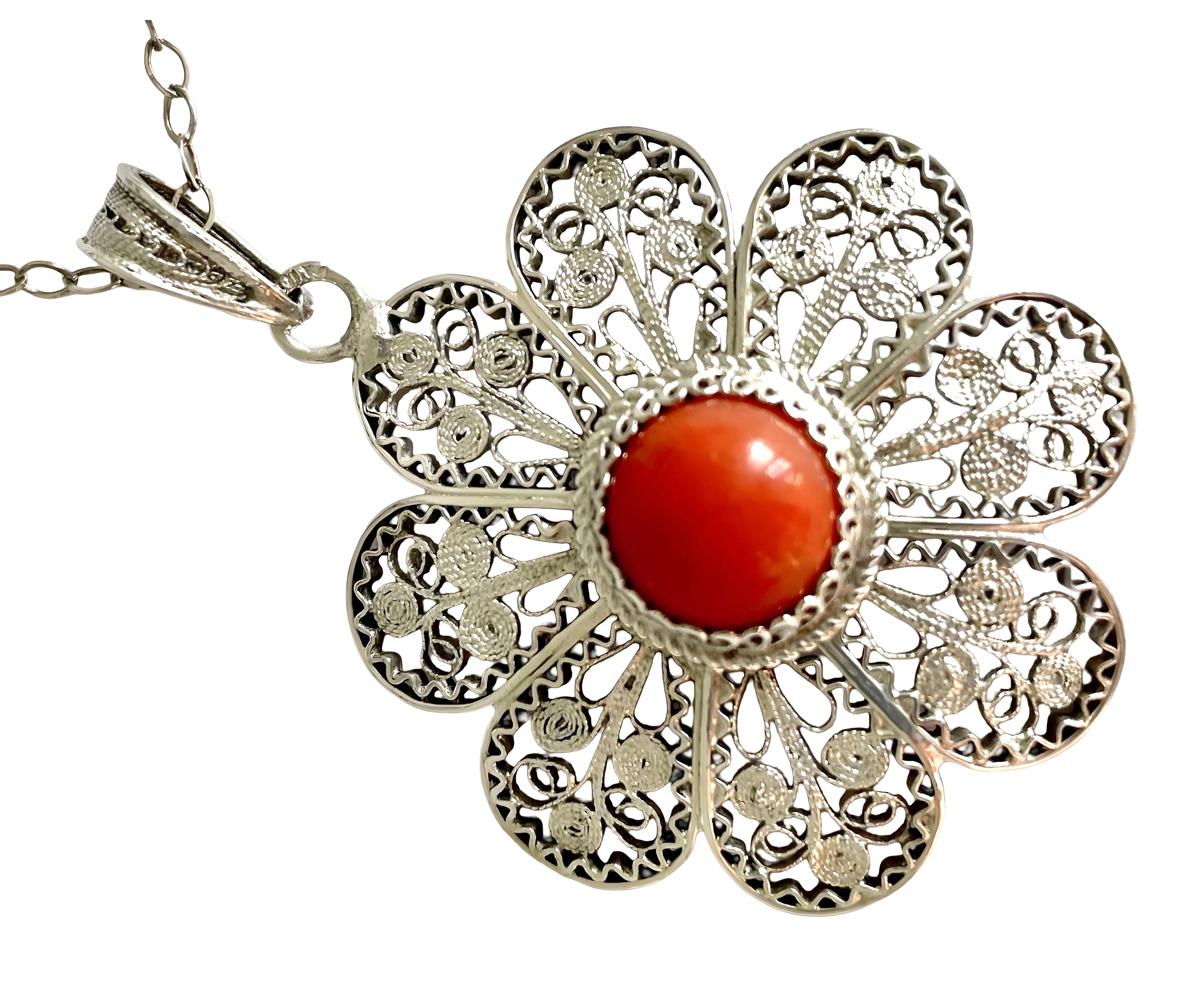 Ciondolo a forma di fiore in filigrana di corallo d'epoca in argento 925 e catena, italiano in vendita 2