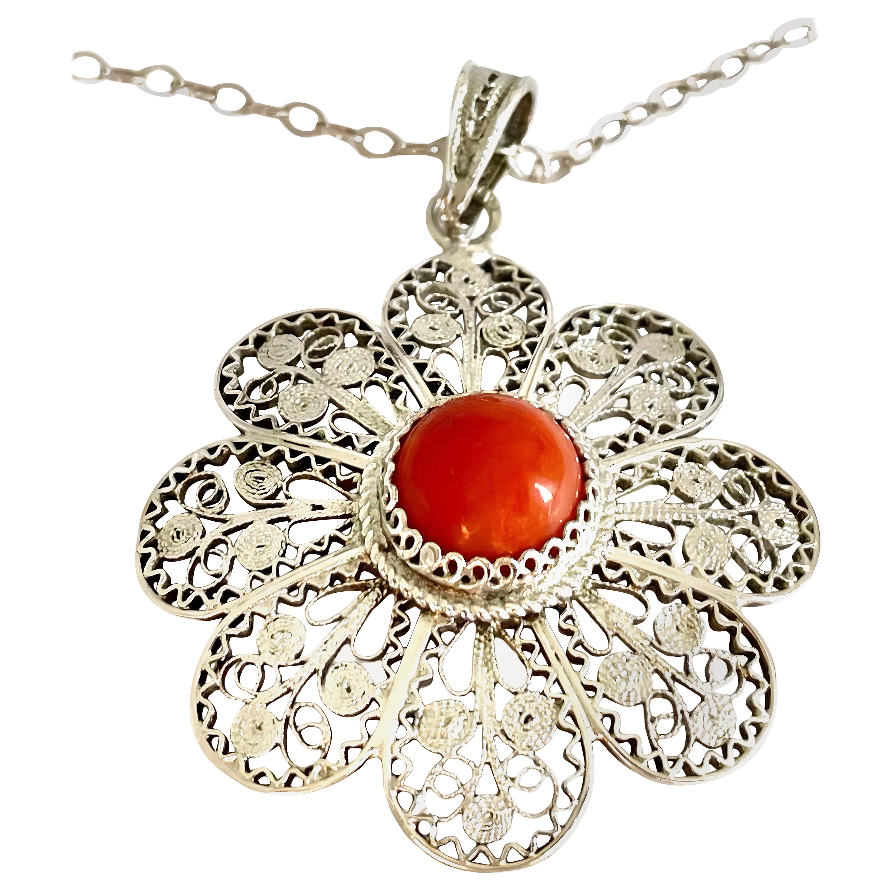 Ciondolo a forma di fiore in filigrana di corallo d'epoca in argento 925 e catena, italiano in vendita