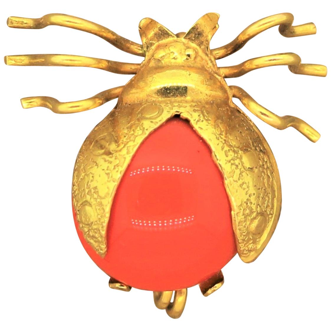 Brosche/Anhänger mit Libellenmotiv aus Koralle in Gold