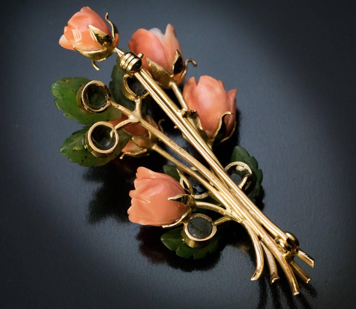 Vintage Coral Nephrite Jade Gold Flower Brooch In Excellent Condition In Chicago, IL