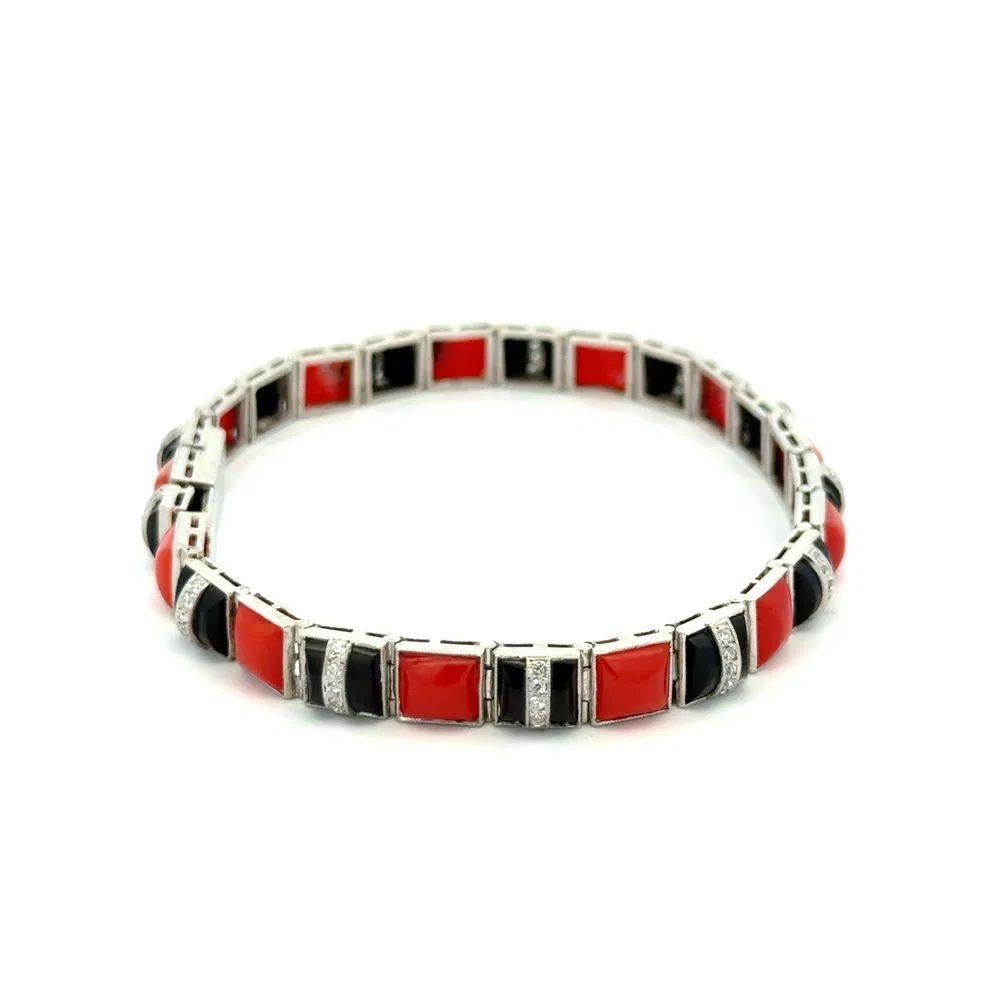 Einfach schön! Fein detaillierte Vintage Koralle, Onyx und OEC Diamant Milgrain Platinum Link Armband. Sicherlich Hand mit 6tcw Koralle und Onyx mit .50tcw Old European Cut Diamanten verbessert gesetzt. Armband misst ca. 7.2
