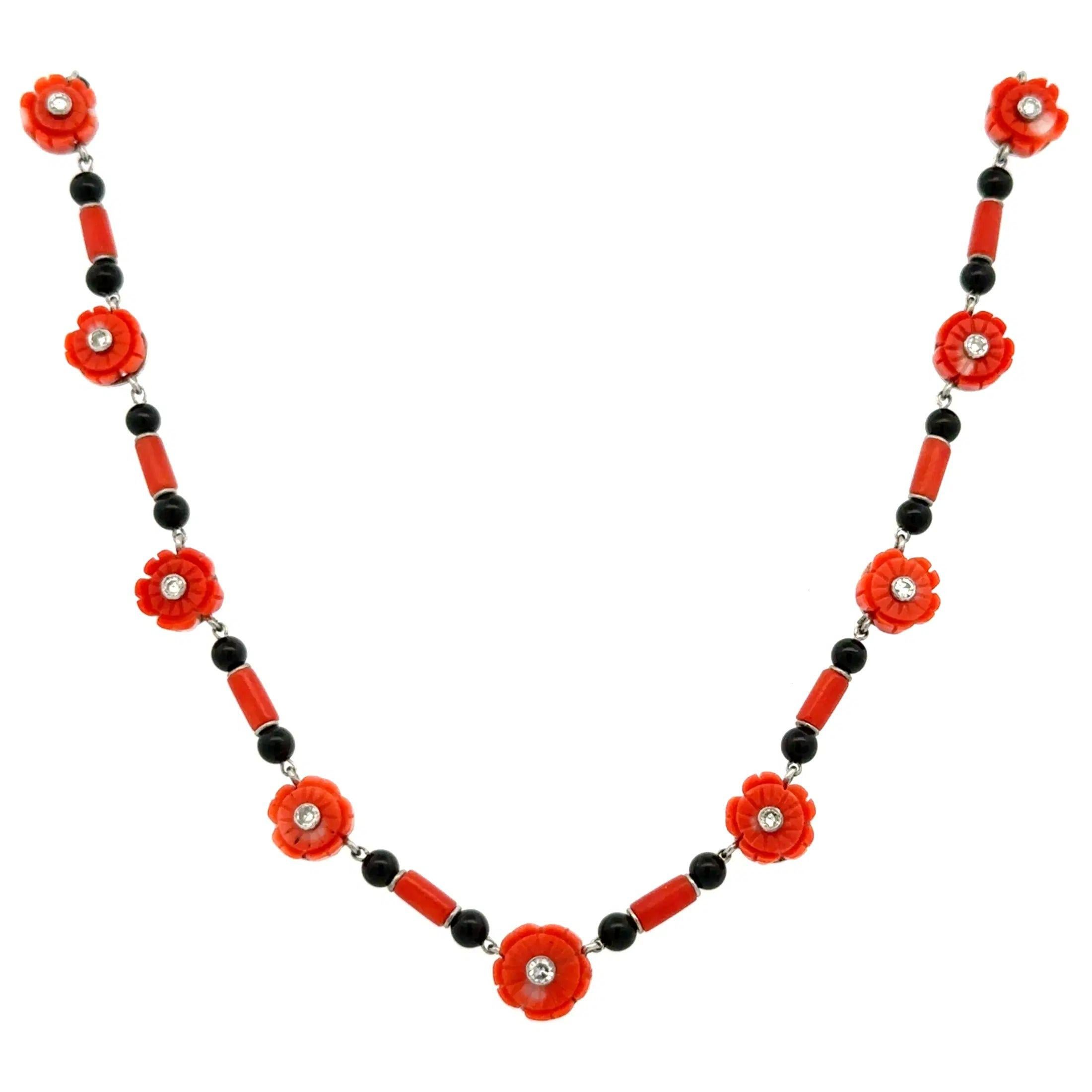 Semplicemente bello! Collana con stazione di corallo, onice e diamanti d'epoca. Con 11 stazioni di corallo a forma di fiore, i centri sono incastonati a mano con diamanti a taglio singolo, per un peso di circa 0,23tcw. Intervallato con Corallo e