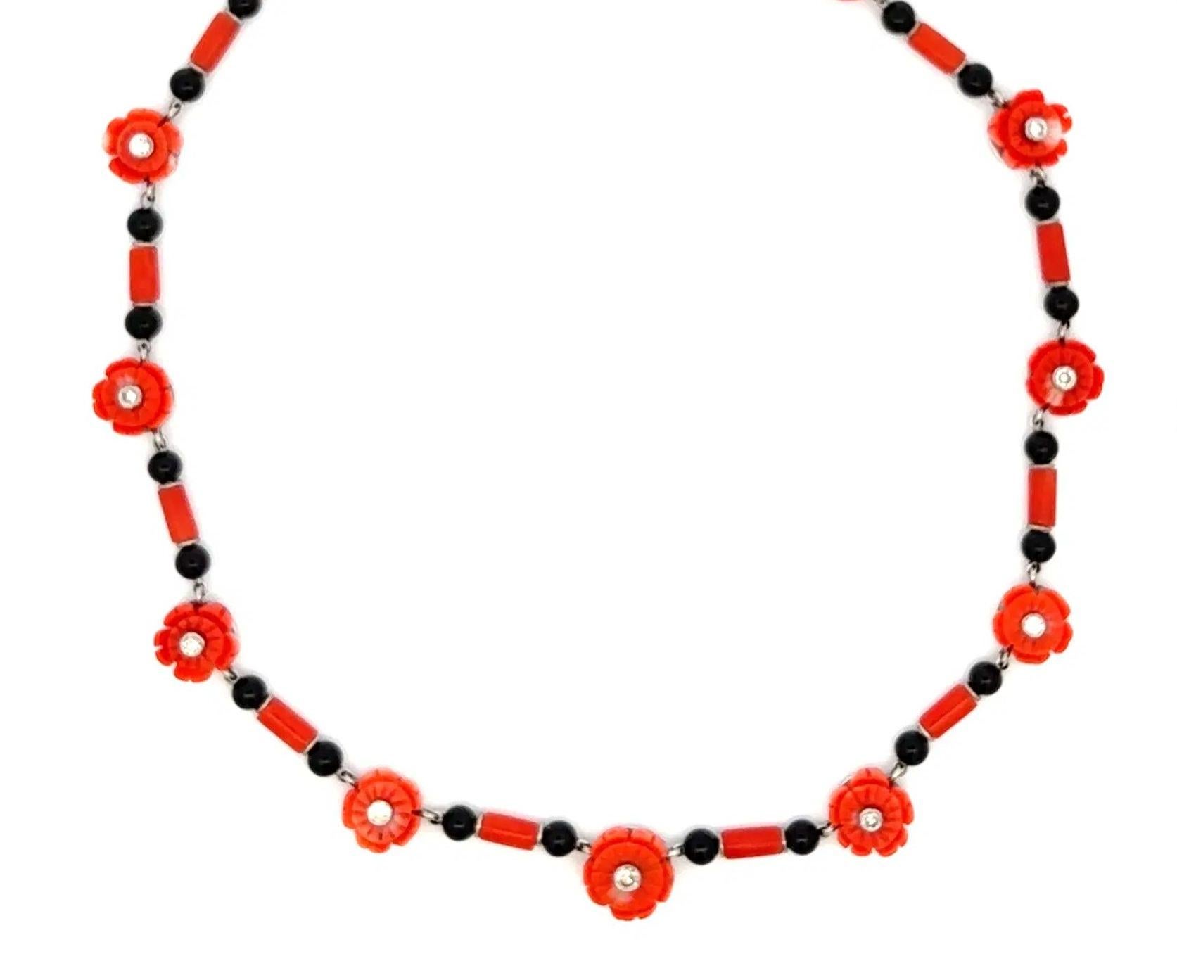 Taglio misto Collana Station in platino con corallo, onice e diamanti d'epoca in vendita