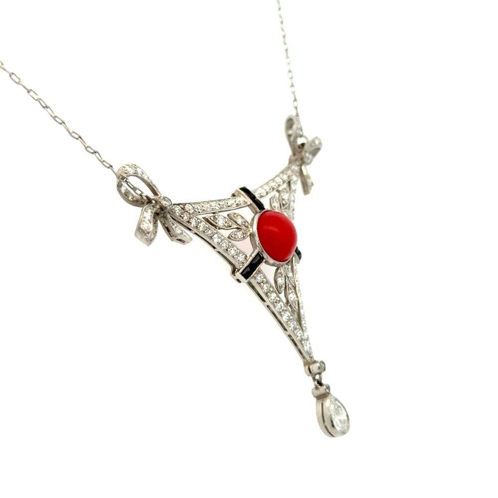 Semplicemente bello! Elegante e finemente dettagliata collana con ciondolo a goccia in platino con nastro triangolare di diamanti. Al centro un corallo da 0,90 carati incastonato a mano e accentuato dall'onice, circondato da 1,58tcw di diamanti