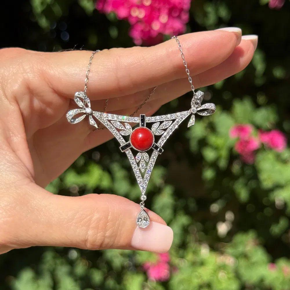 Modernista Collana in corallo, onice e diamanti OEC d'epoca con pizzo triangolare in platino in vendita