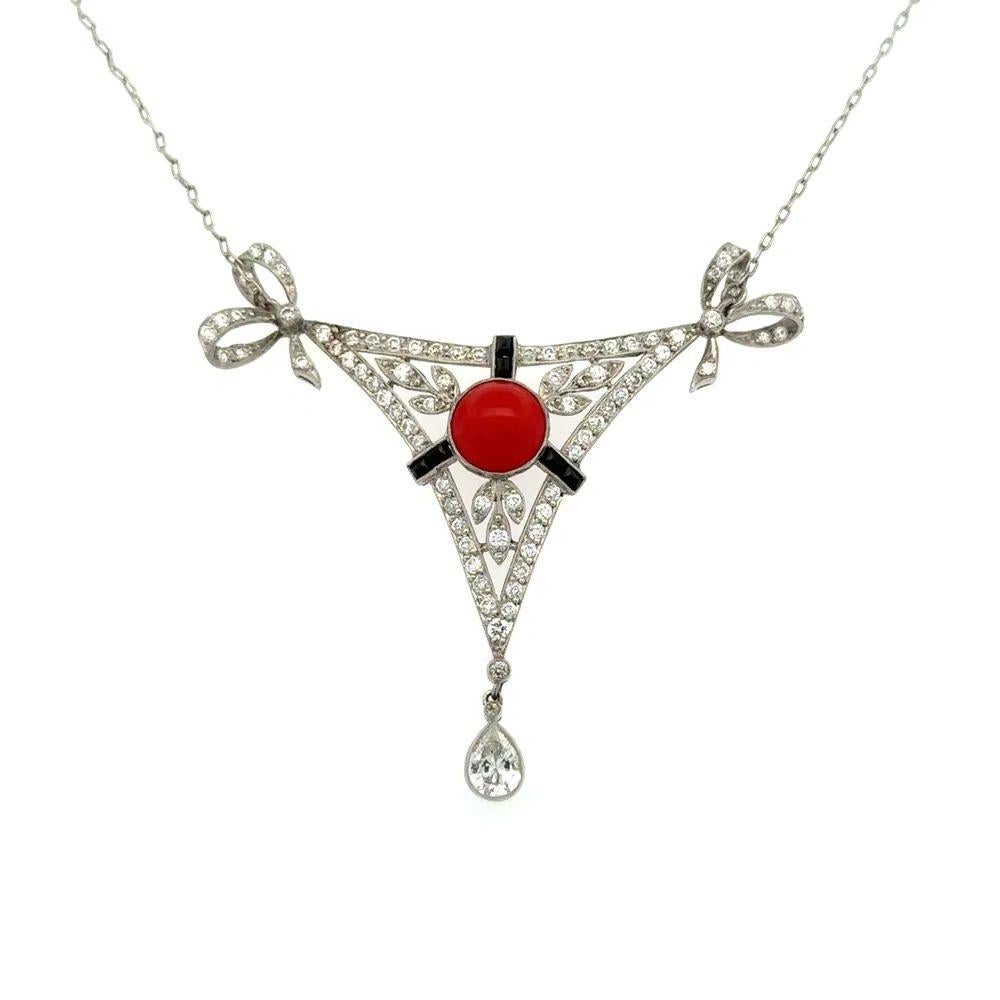 Taglio misto Collana in corallo, onice e diamanti OEC d'epoca con pizzo triangolare in platino in vendita