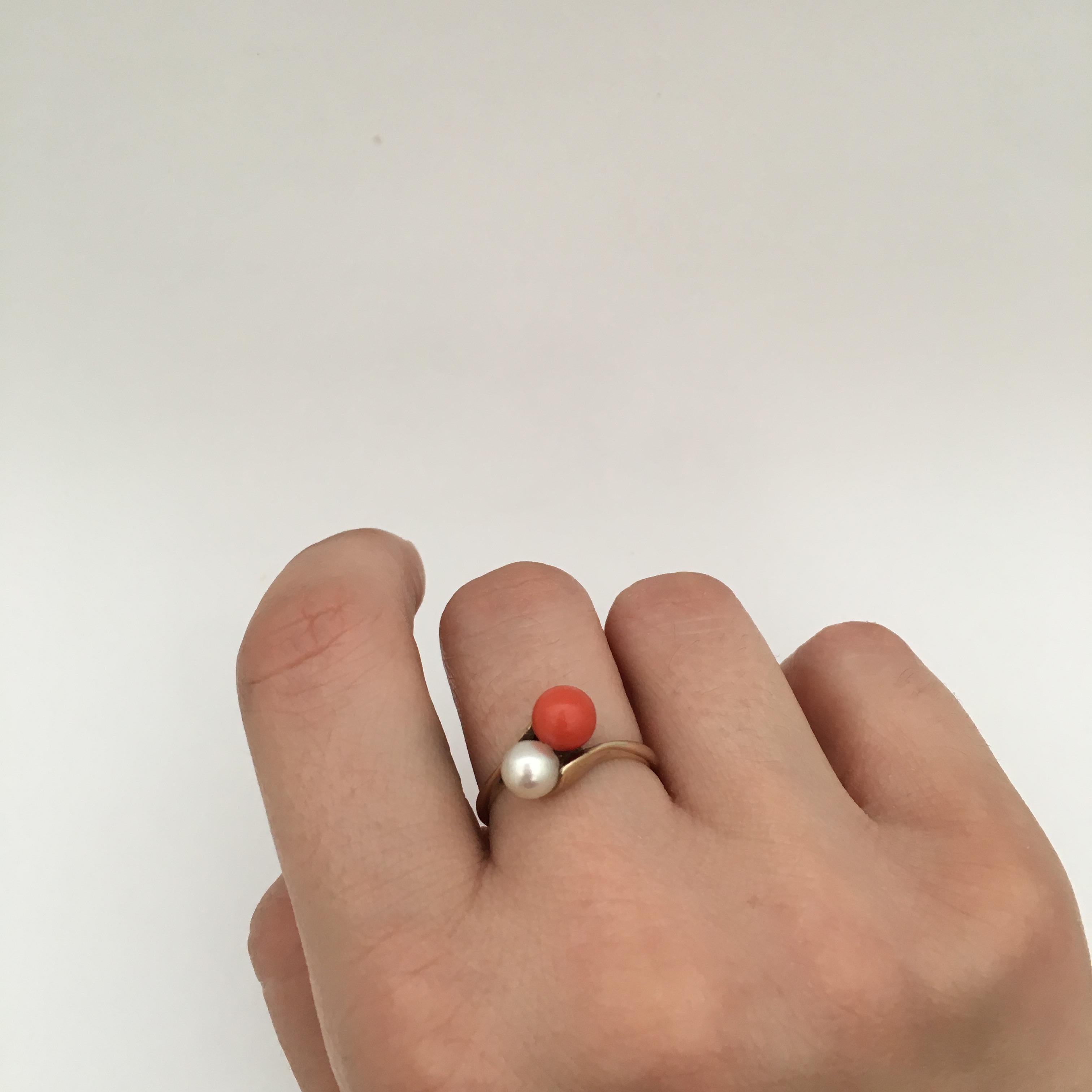 Vintage Coral Pearl Ring Bypass Toi et Moi 10 Karat Gold Jewelry Red White For Sale 2